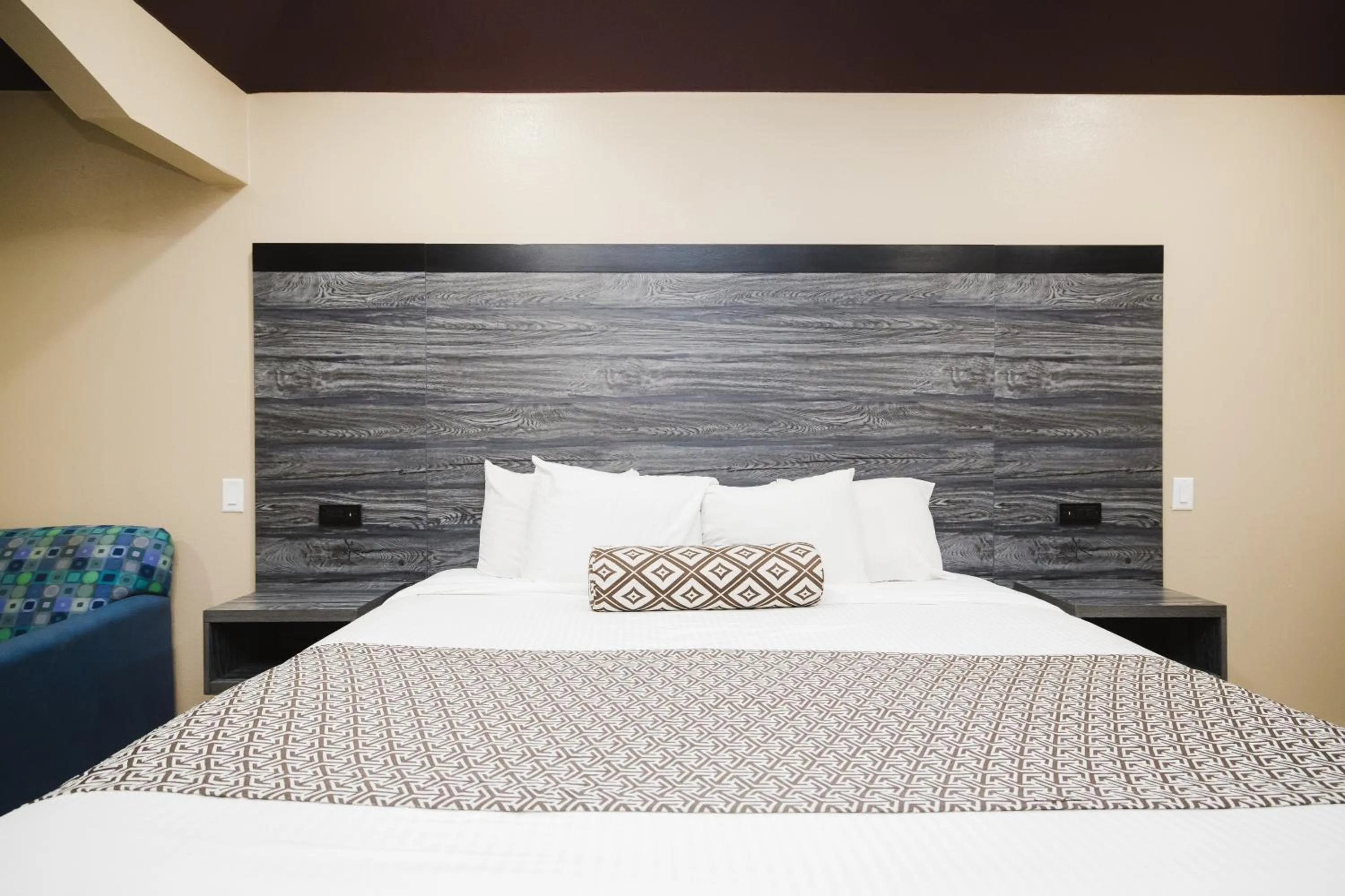 Bed in Sapphire Inn & Suites