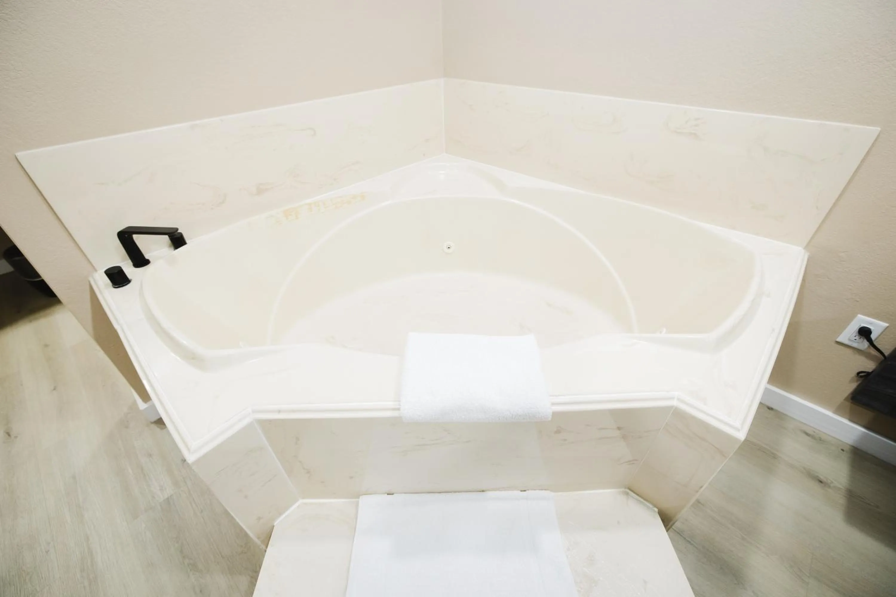 Hot Tub in Sapphire Inn & Suites