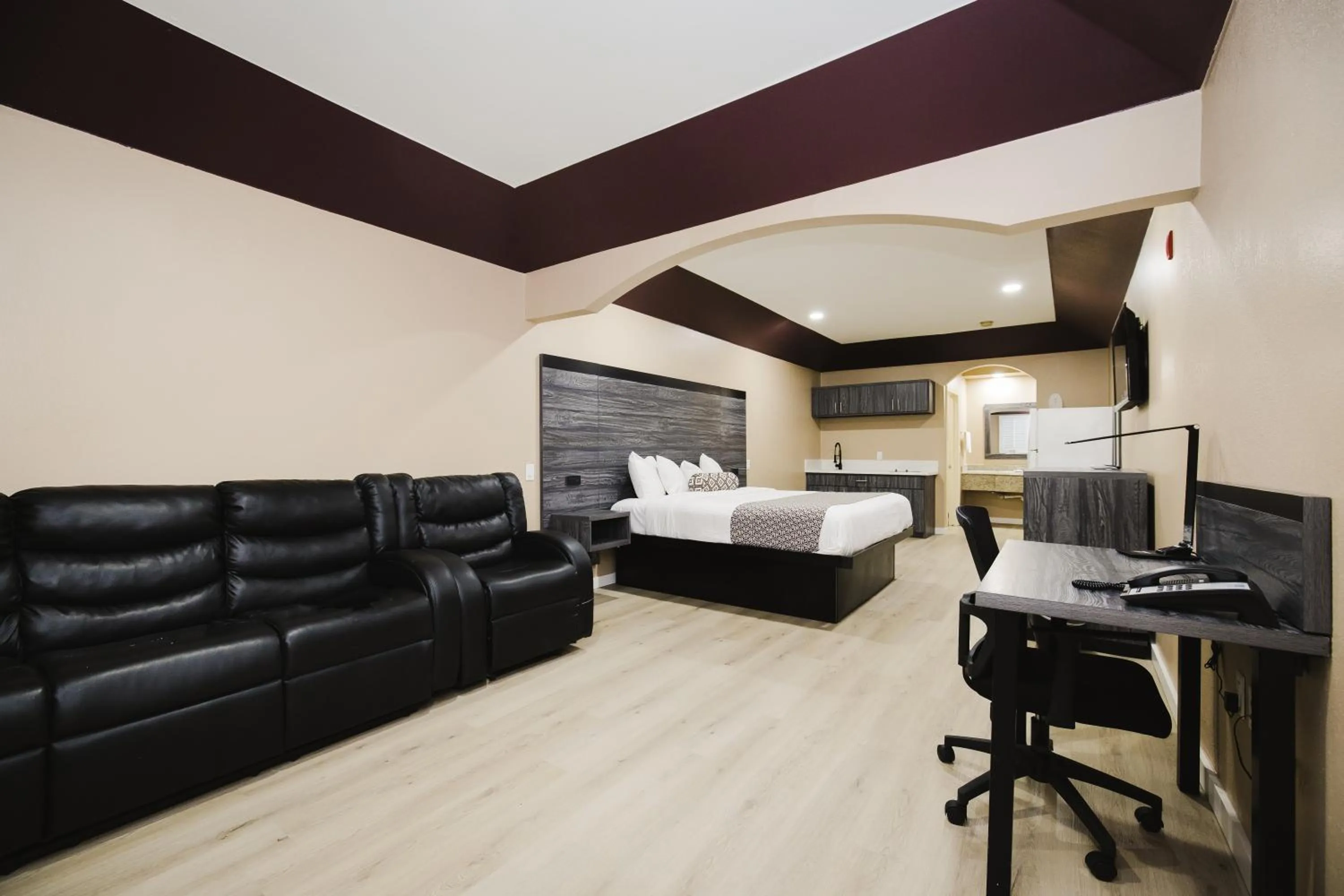 Bed in Sapphire Inn & Suites