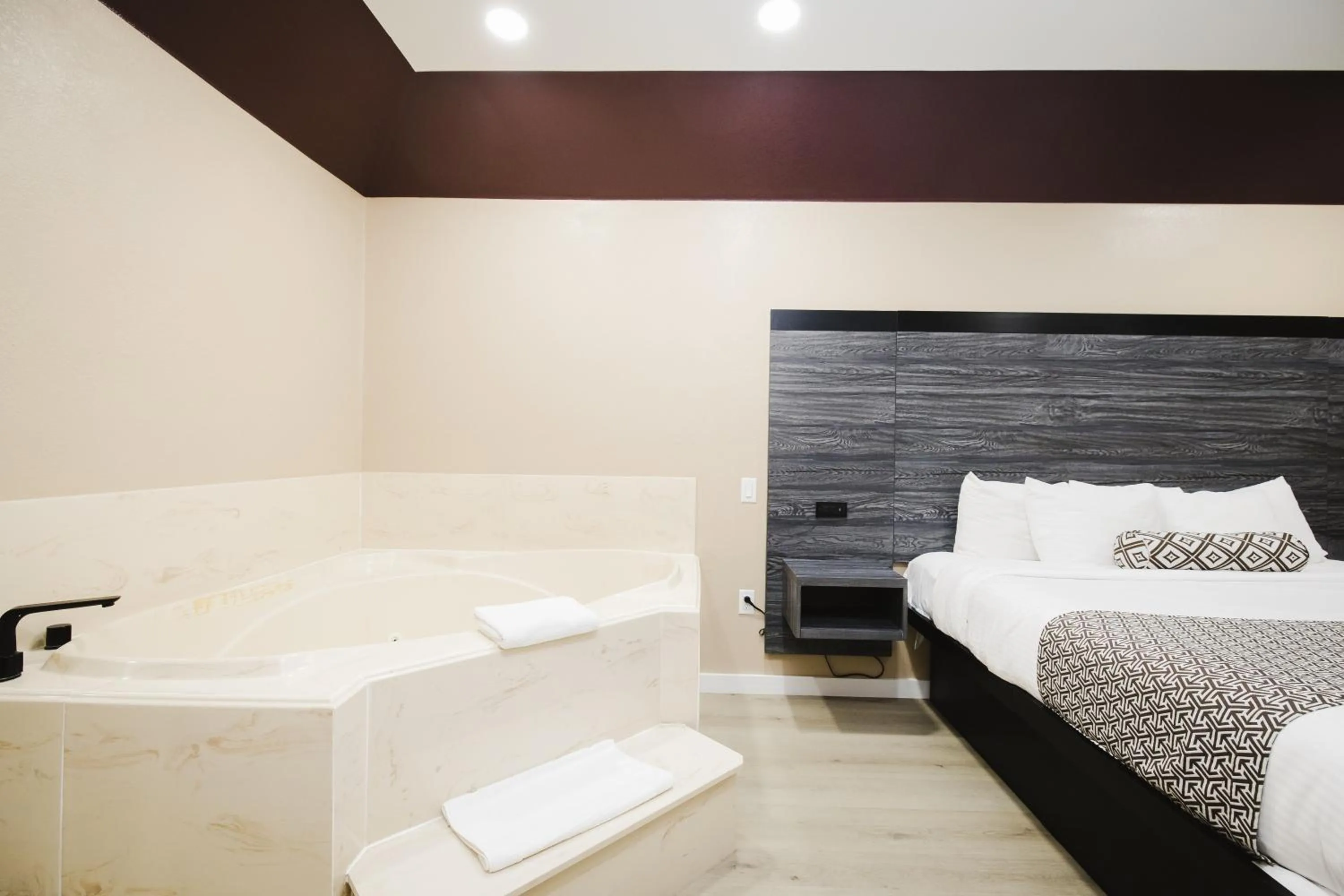 Bed in Sapphire Inn & Suites