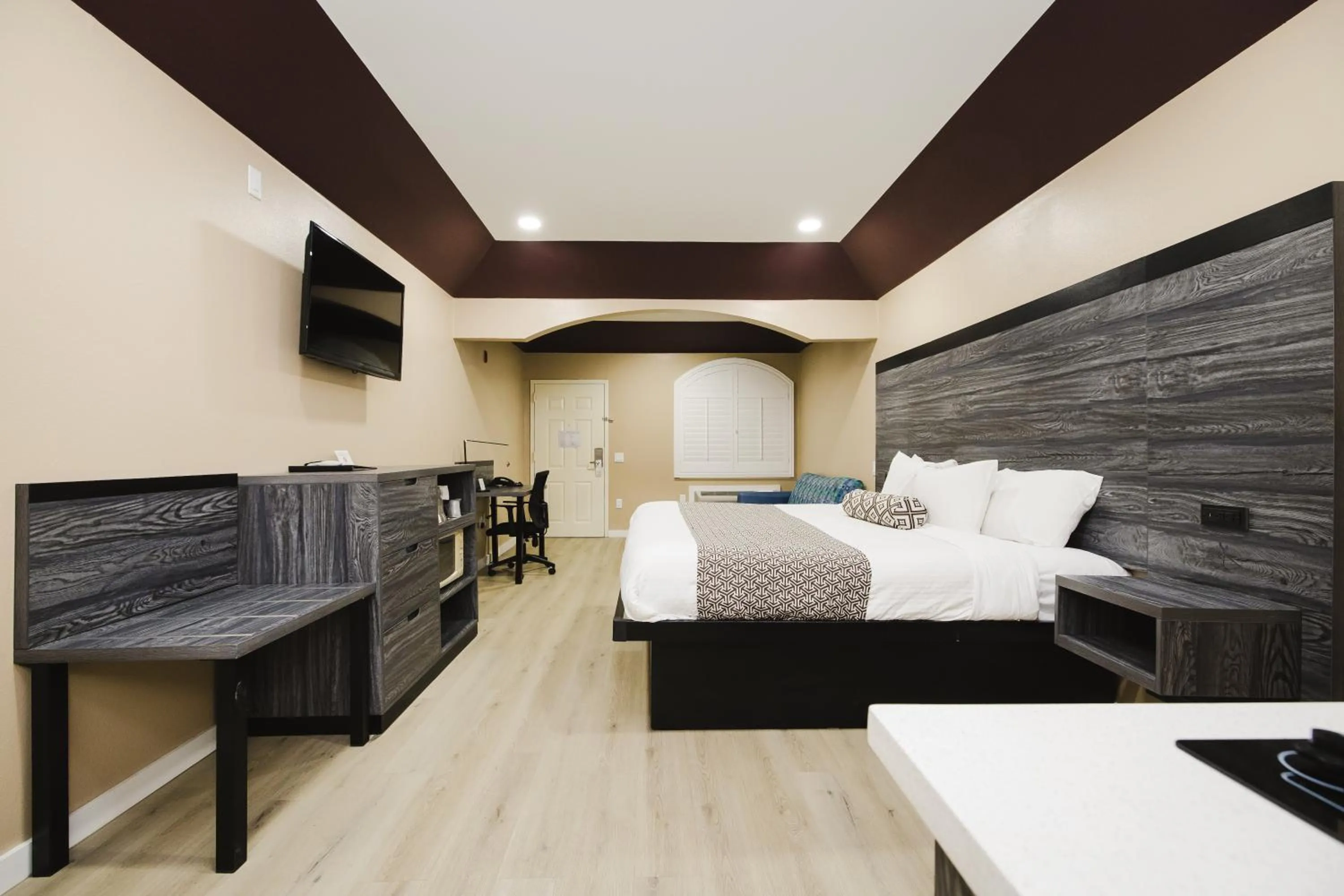 Bed in Sapphire Inn & Suites