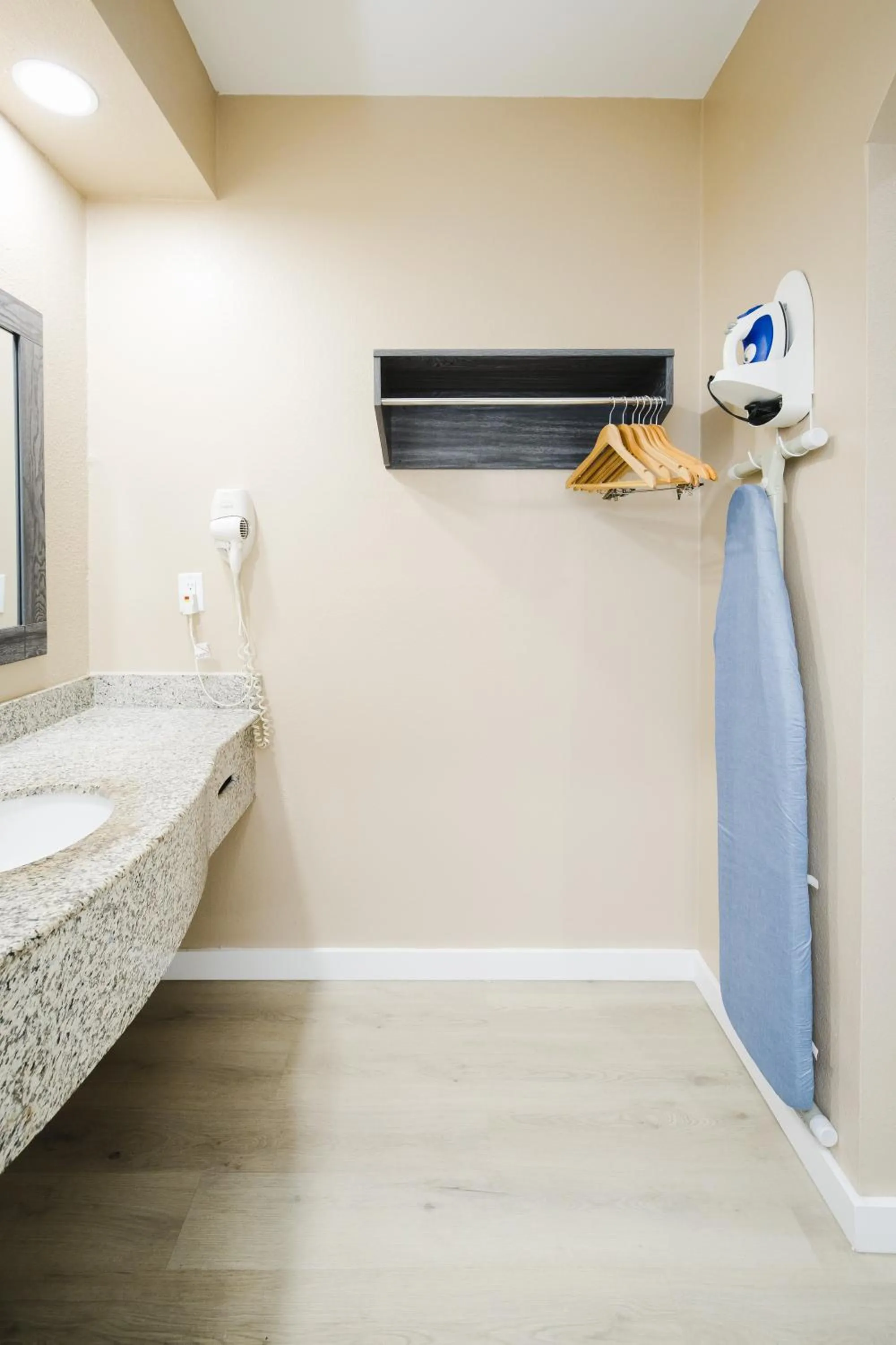 Shower in Sapphire Inn & Suites