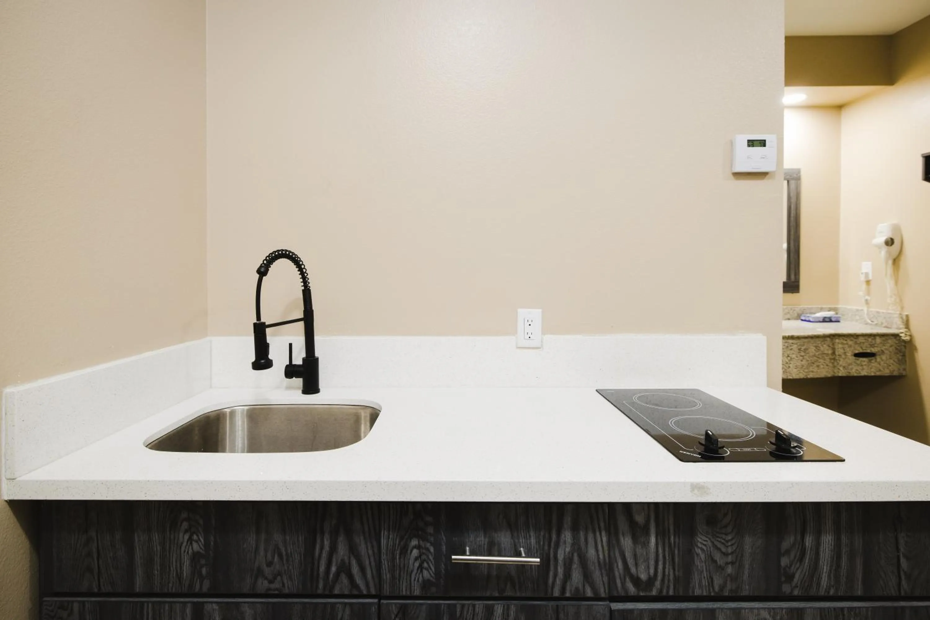 Kitchen or kitchenette in Sapphire Inn & Suites