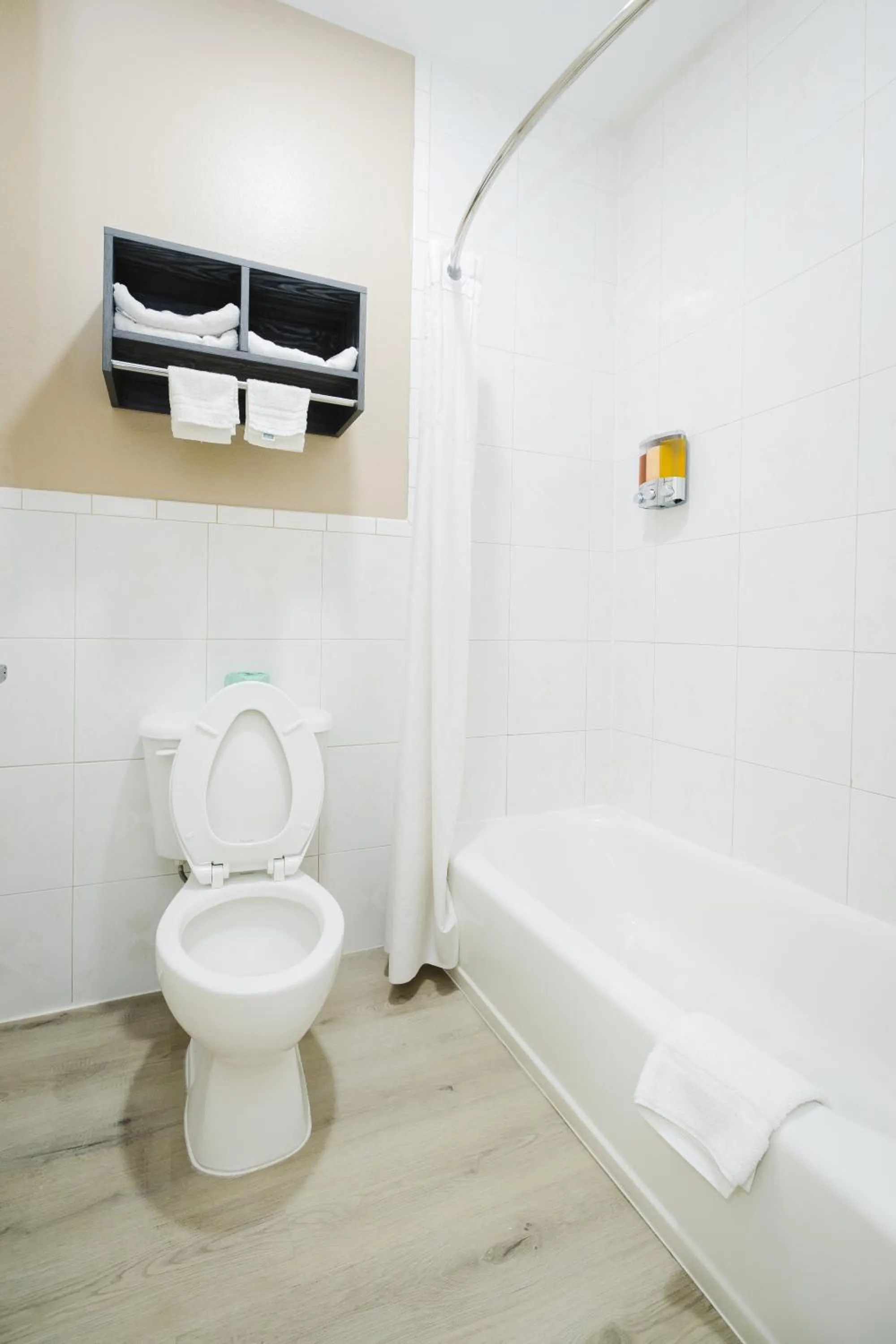 Shower in Sapphire Inn & Suites