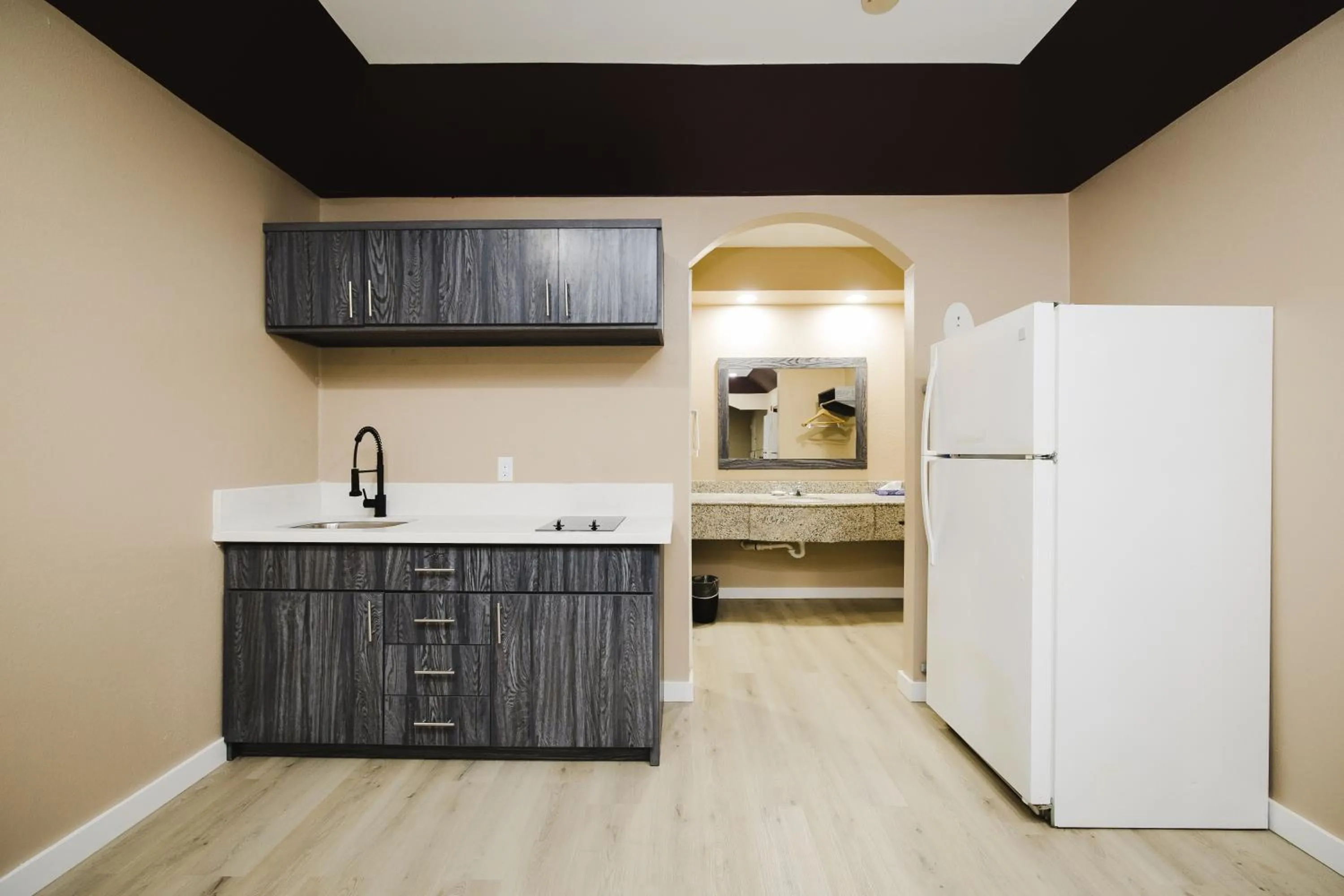 Kitchen or kitchenette in Sapphire Inn & Suites