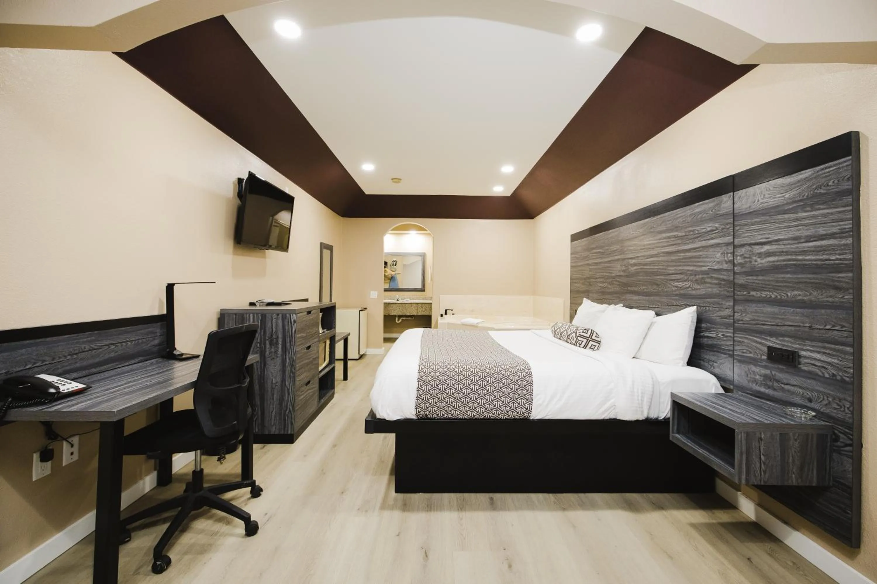 Bed in Sapphire Inn & Suites