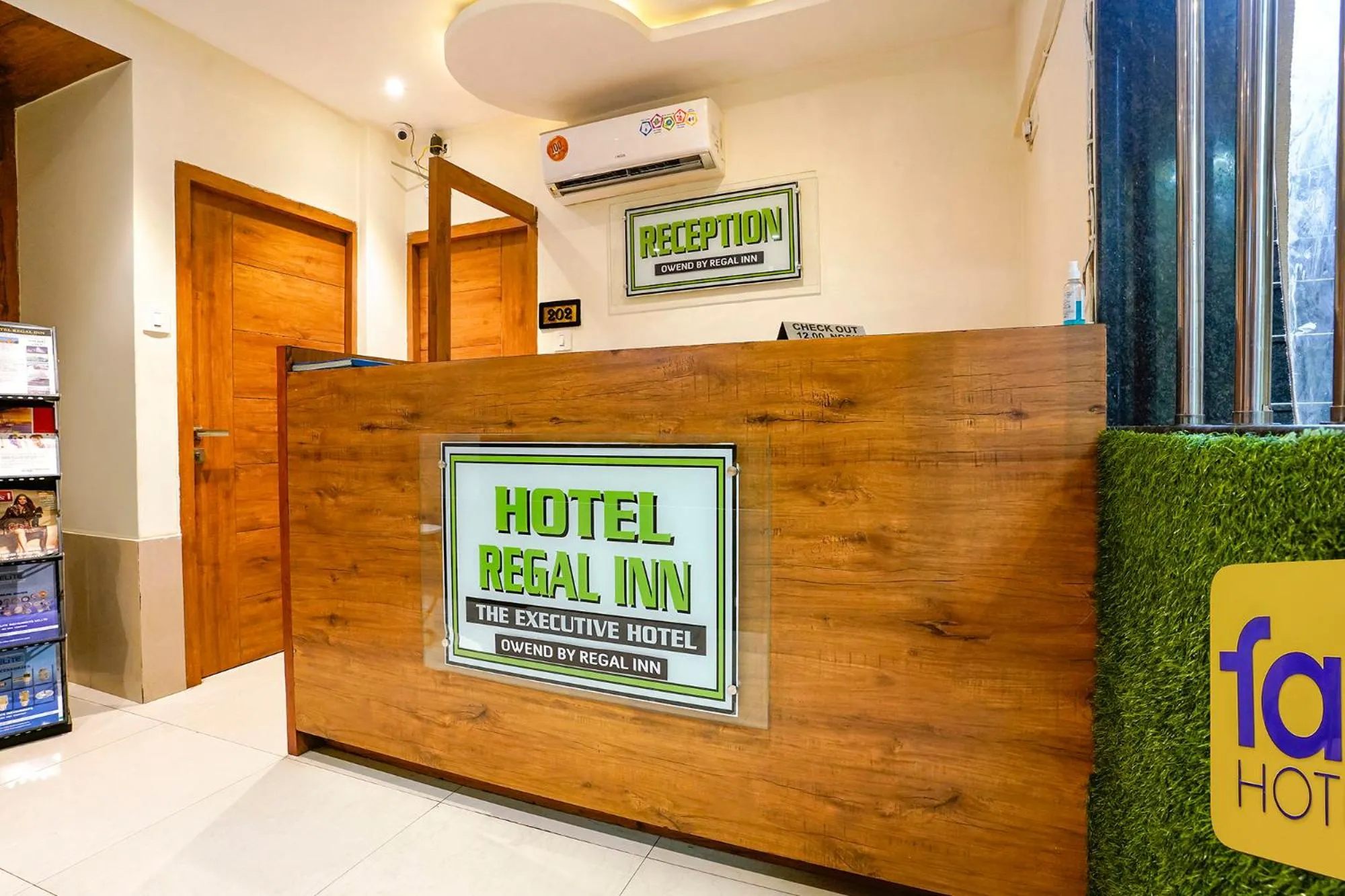 Lobby or reception in FabHotel Regal Inn - In Sahar Road
