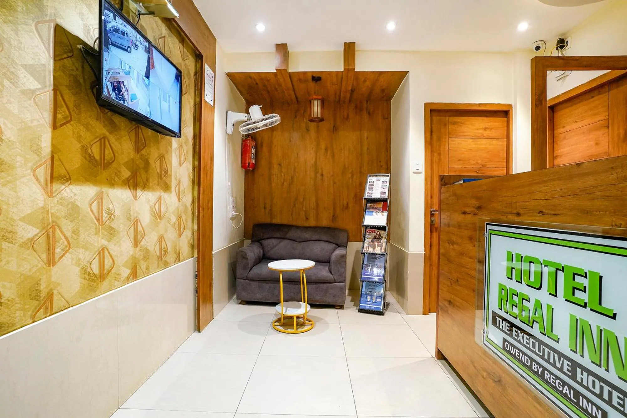 Seating area in FabHotel Regal Inn - In Sahar Road