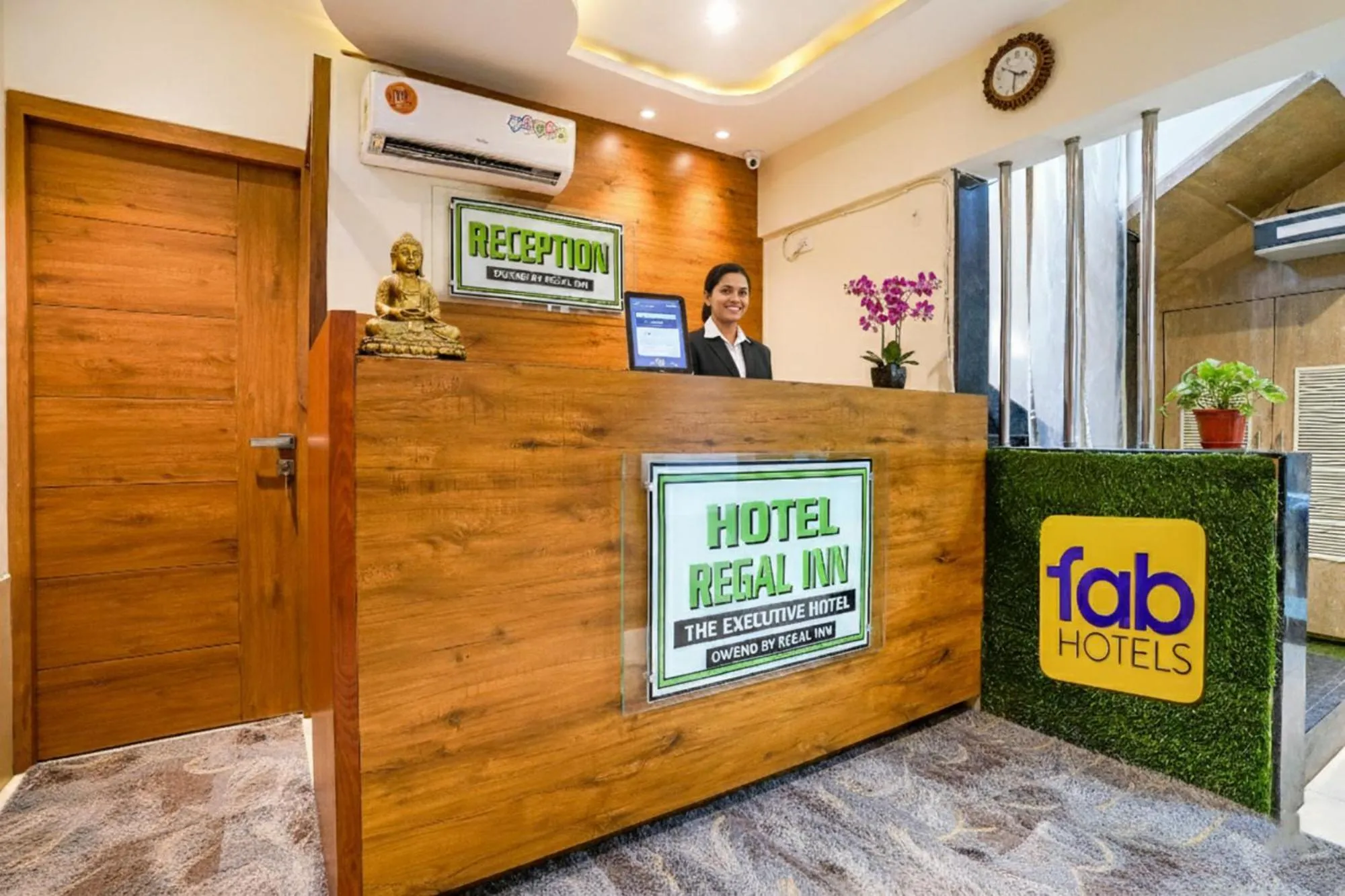 Lobby or reception in FabHotel Regal Inn - In Sahar Road