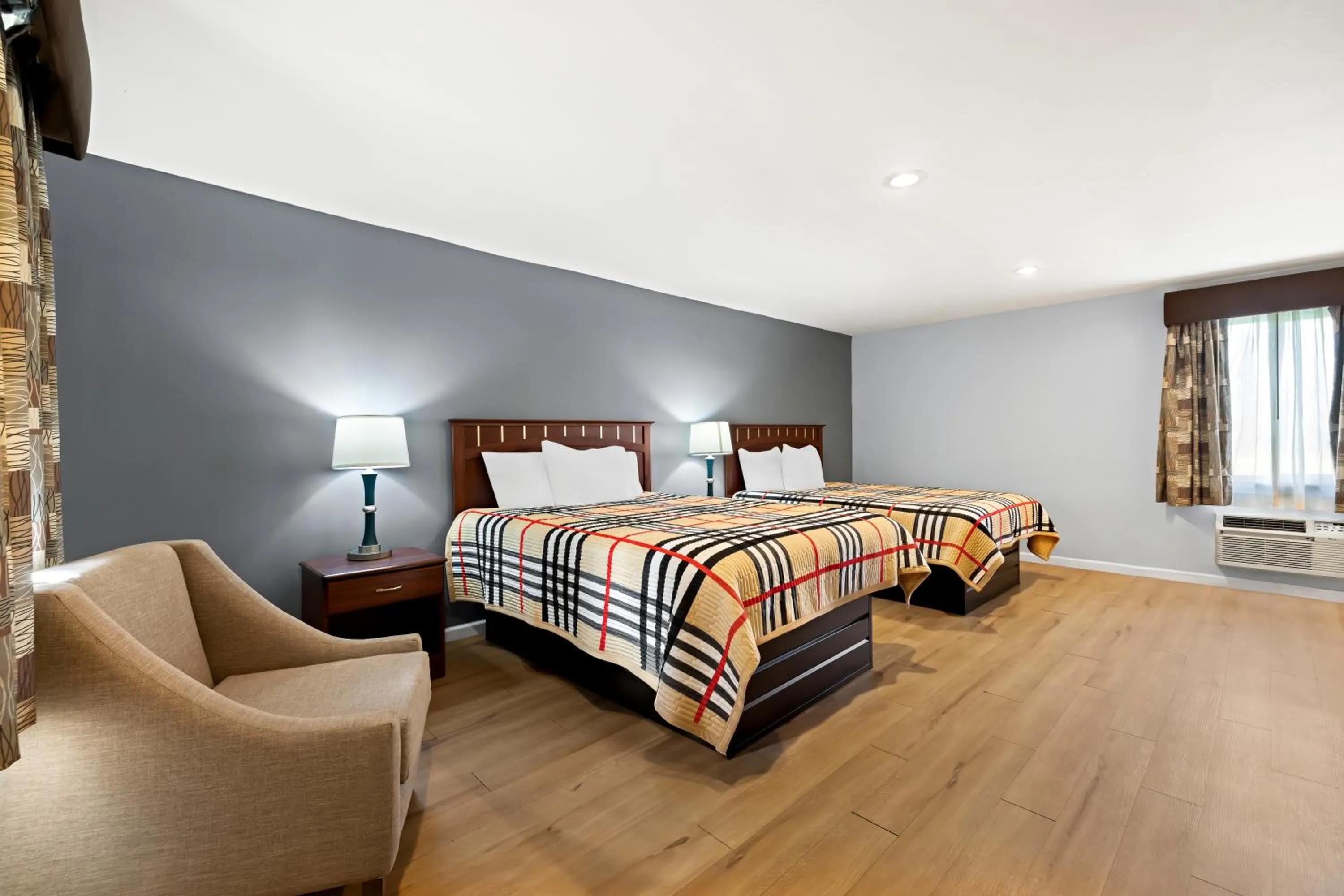 Photo of the whole room, Bed in Village Haven Inn & Extended Stay