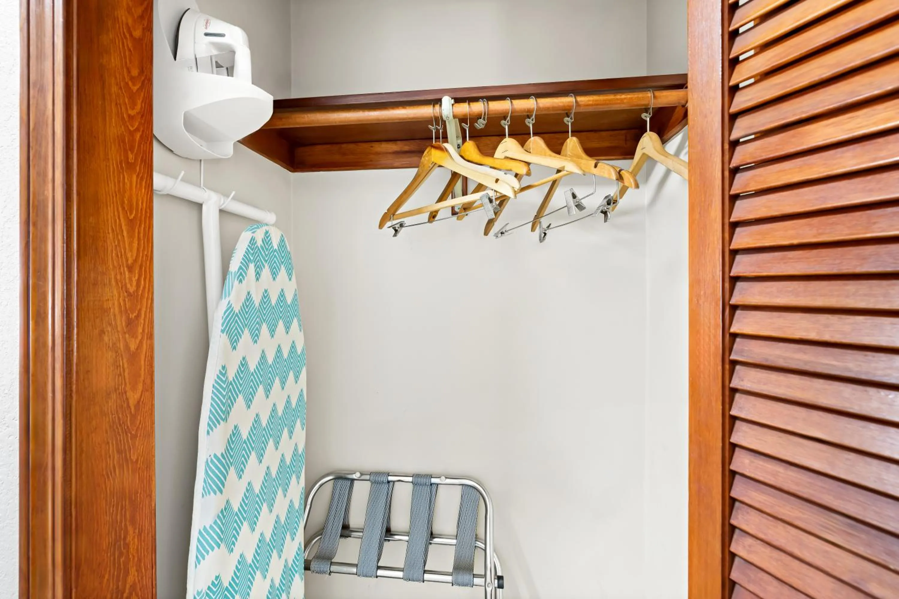 wardrobe in Village Haven Inn & Extended Stay