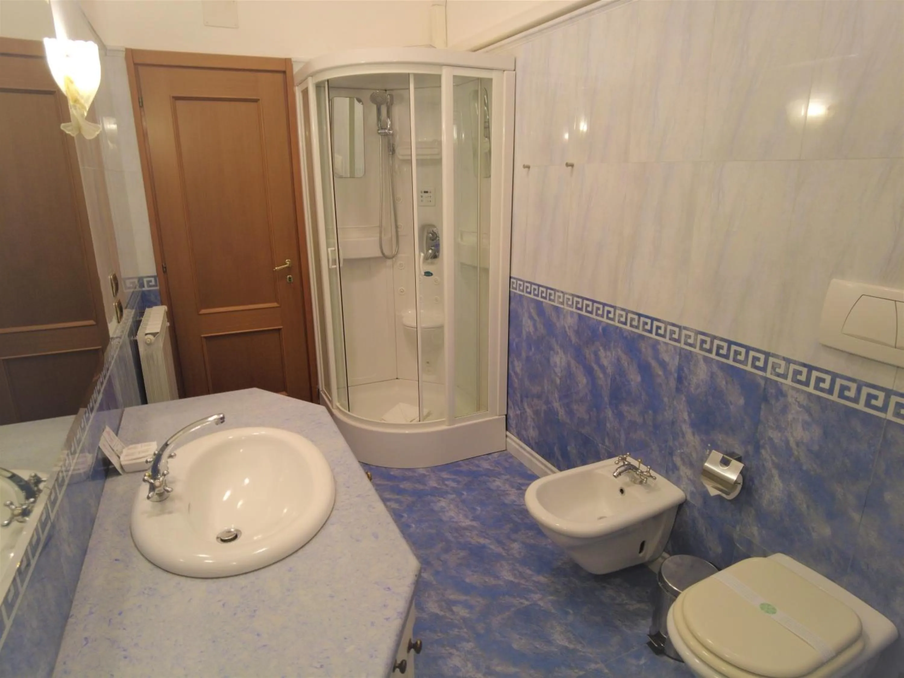 Shower in Gardoce's Guest House