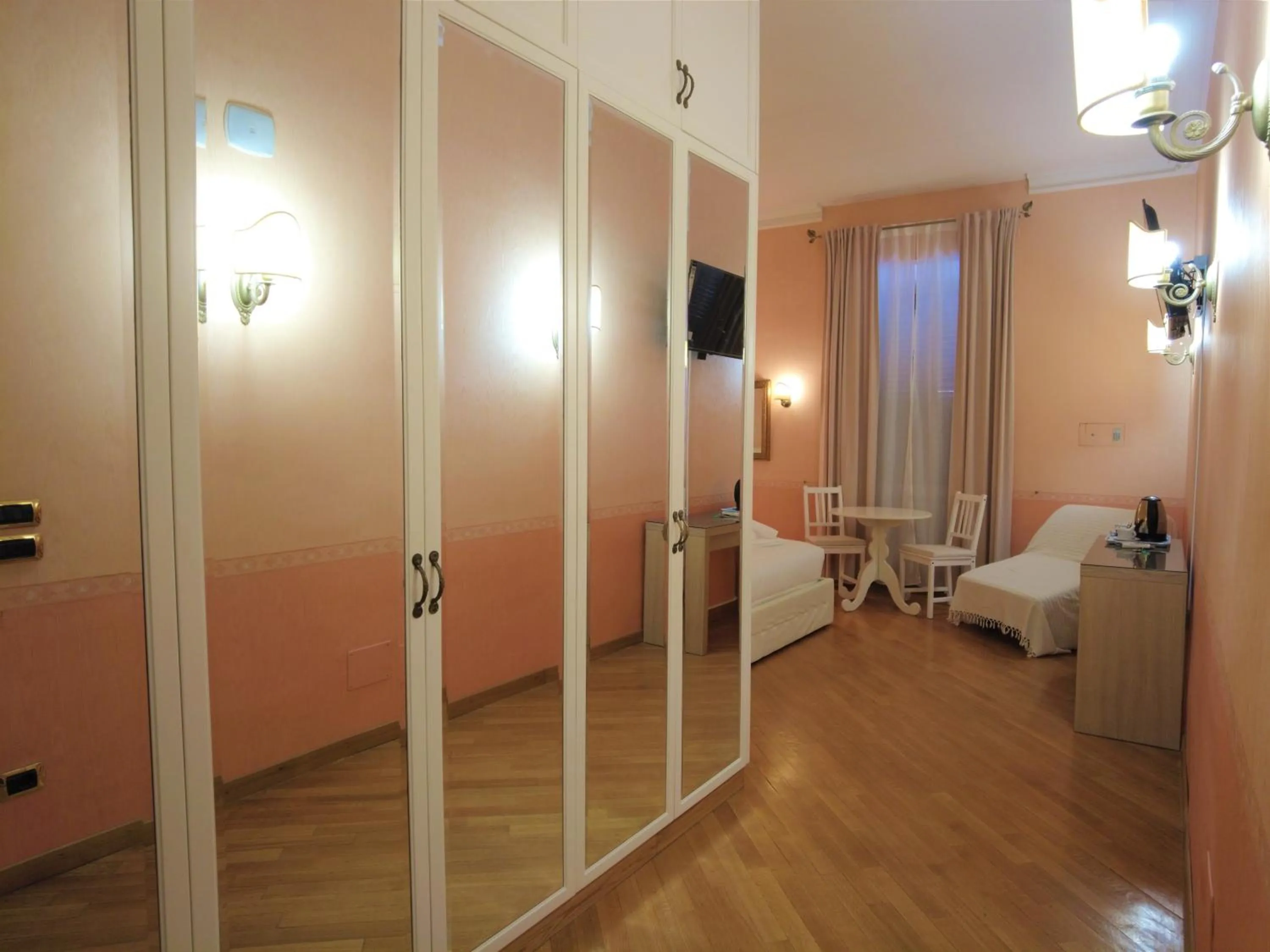 Communal lounge/ TV room, Bed in Gardoce's Guest House