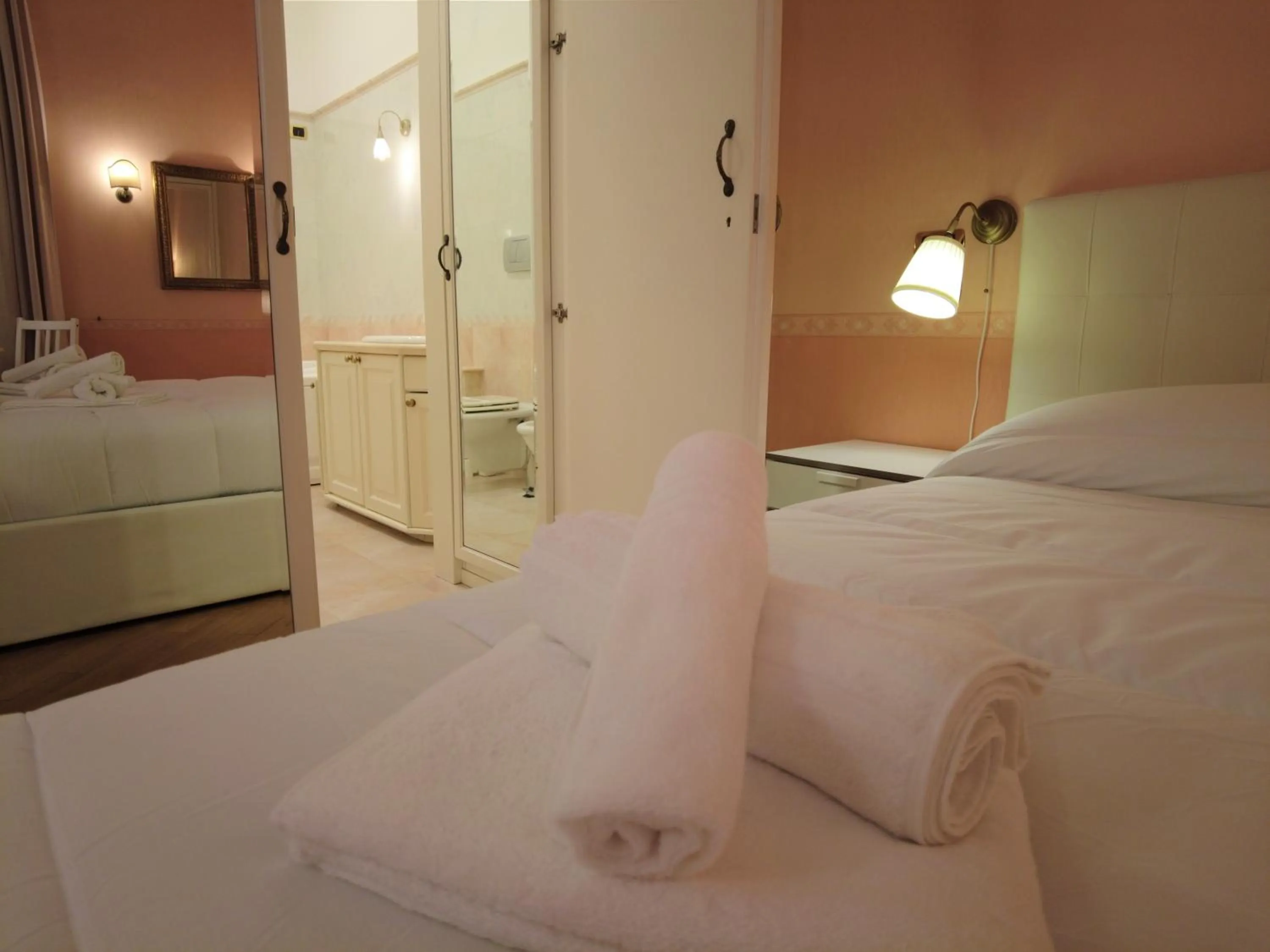 Photo of the whole room, Bed in Gardoce's Guest House