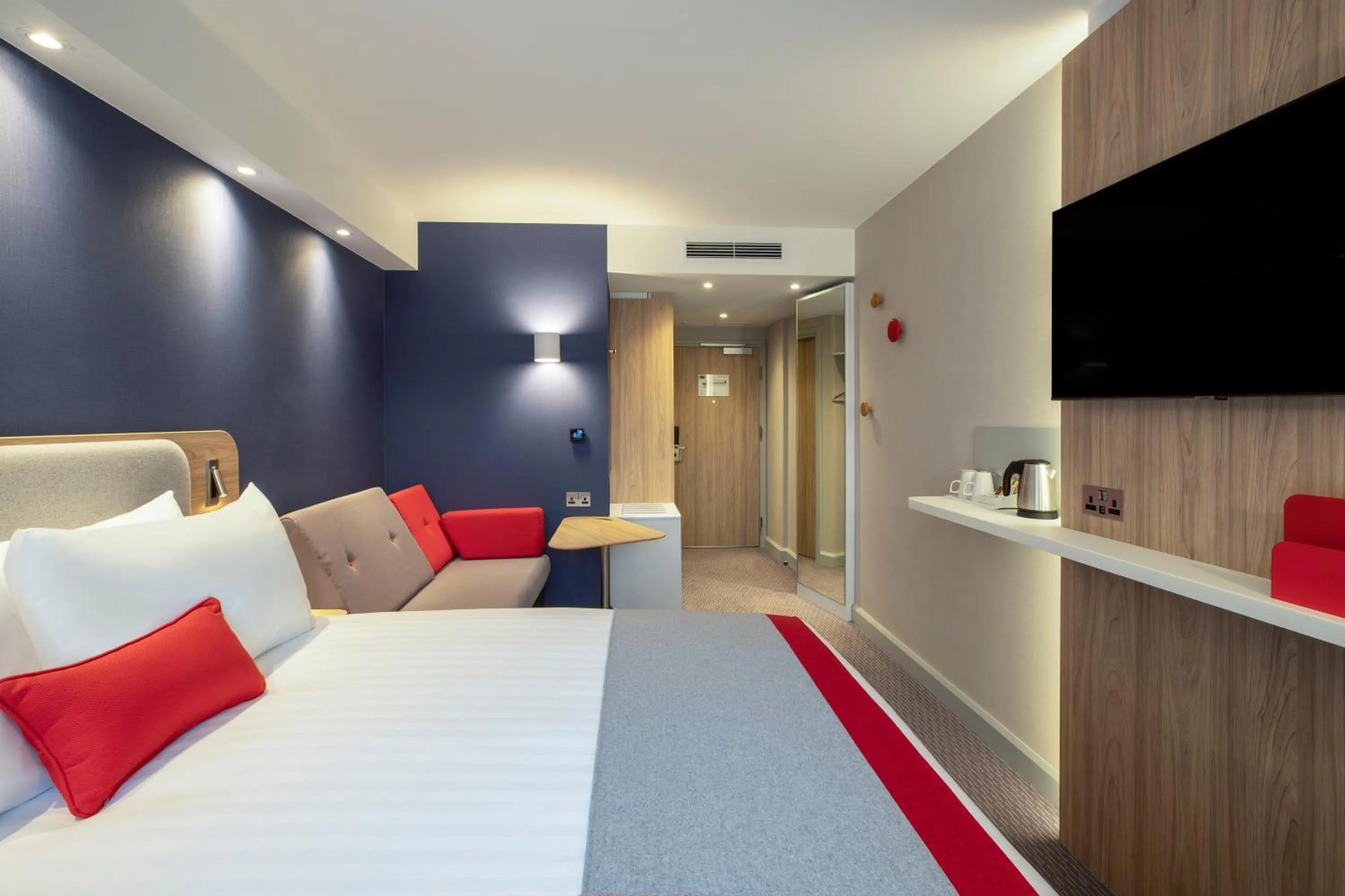 Bedroom, Bed in Holiday Inn Express Cambridge West - Cambourne by IHG