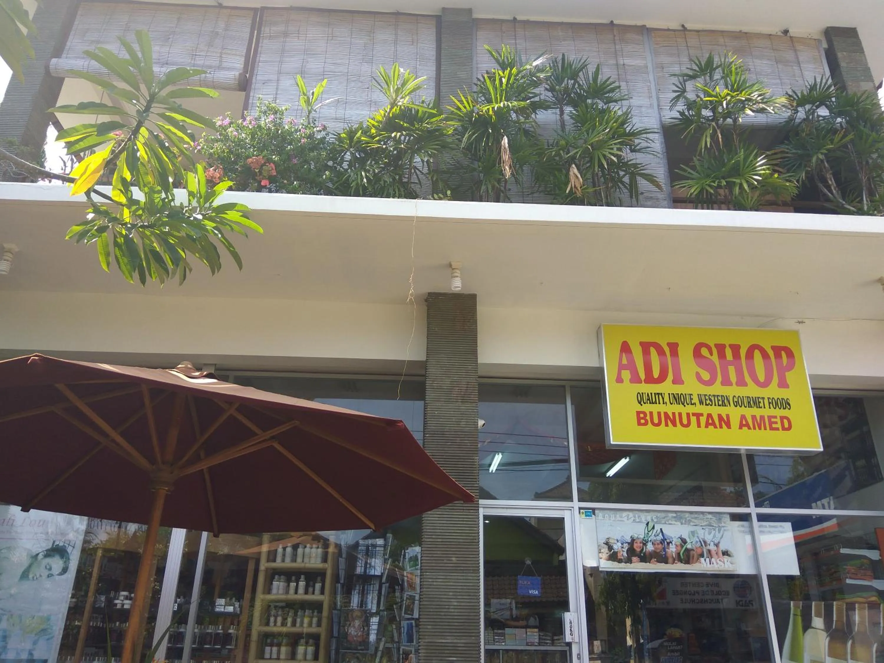 On-site shops in Villa Adi
