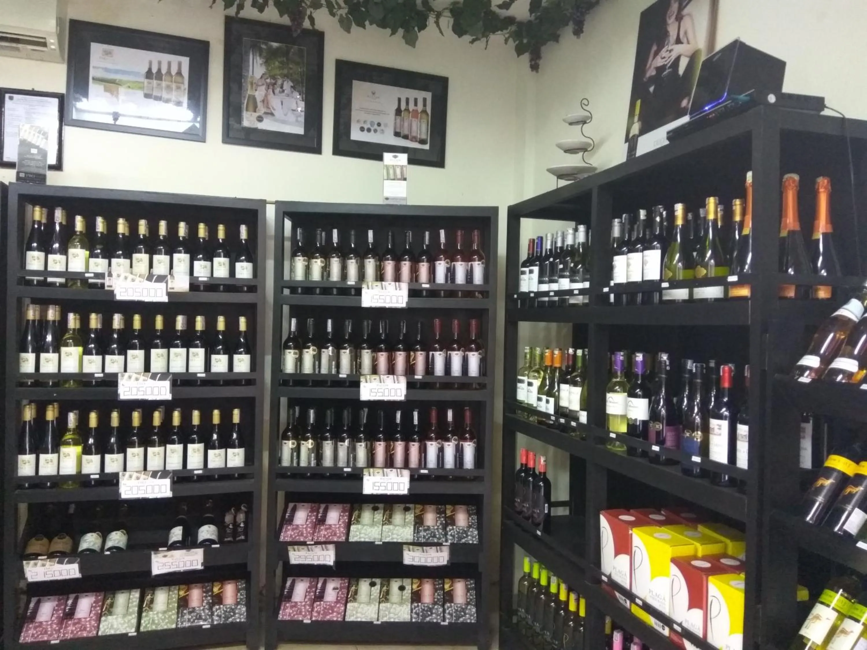 On-site shops in Villa Adi