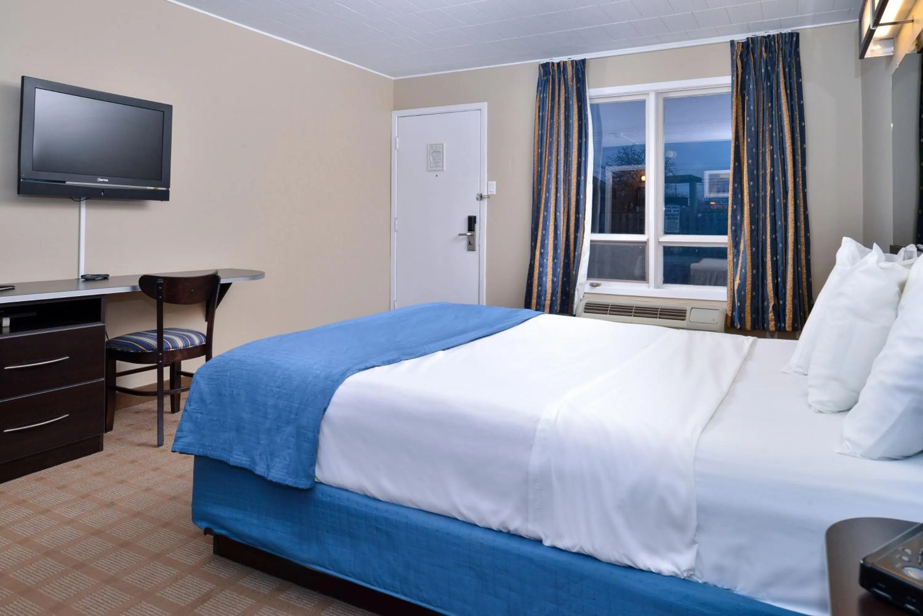 Bedroom, Bed in Canadas Best Value Inn St. Catharines