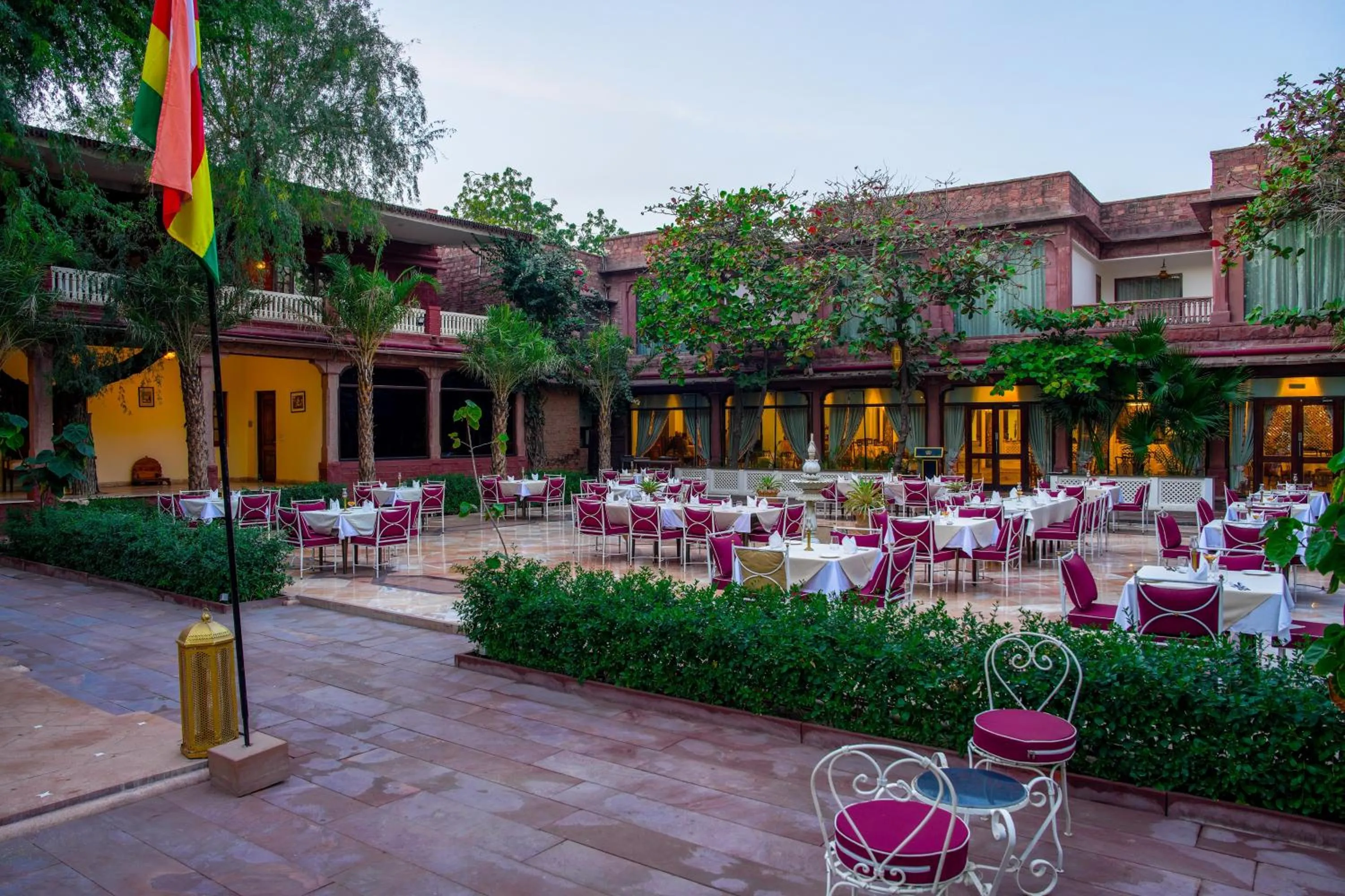 Restaurant/places to eat in Ranbanka Palace