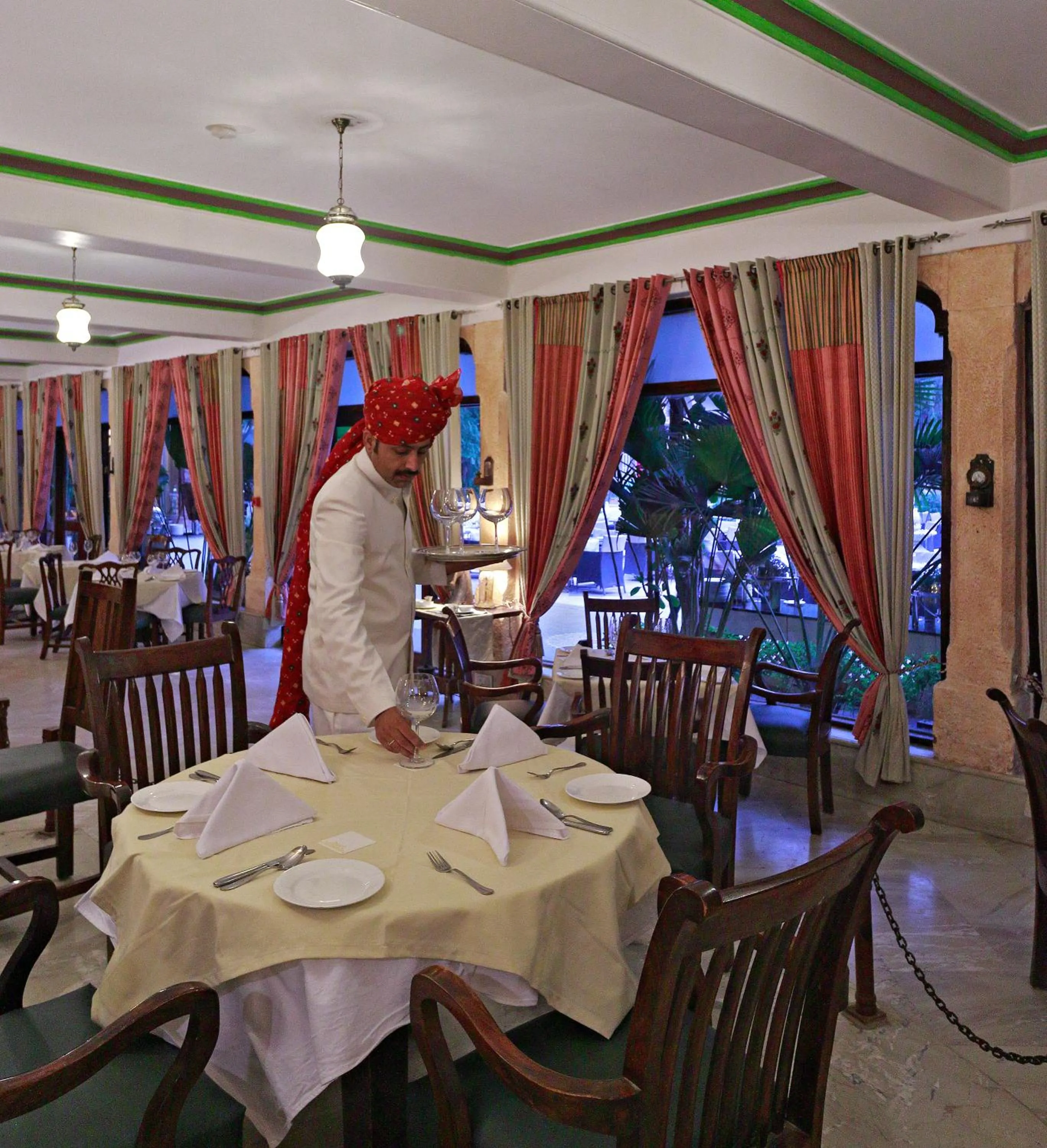 Restaurant/places to eat in Ranbanka Palace