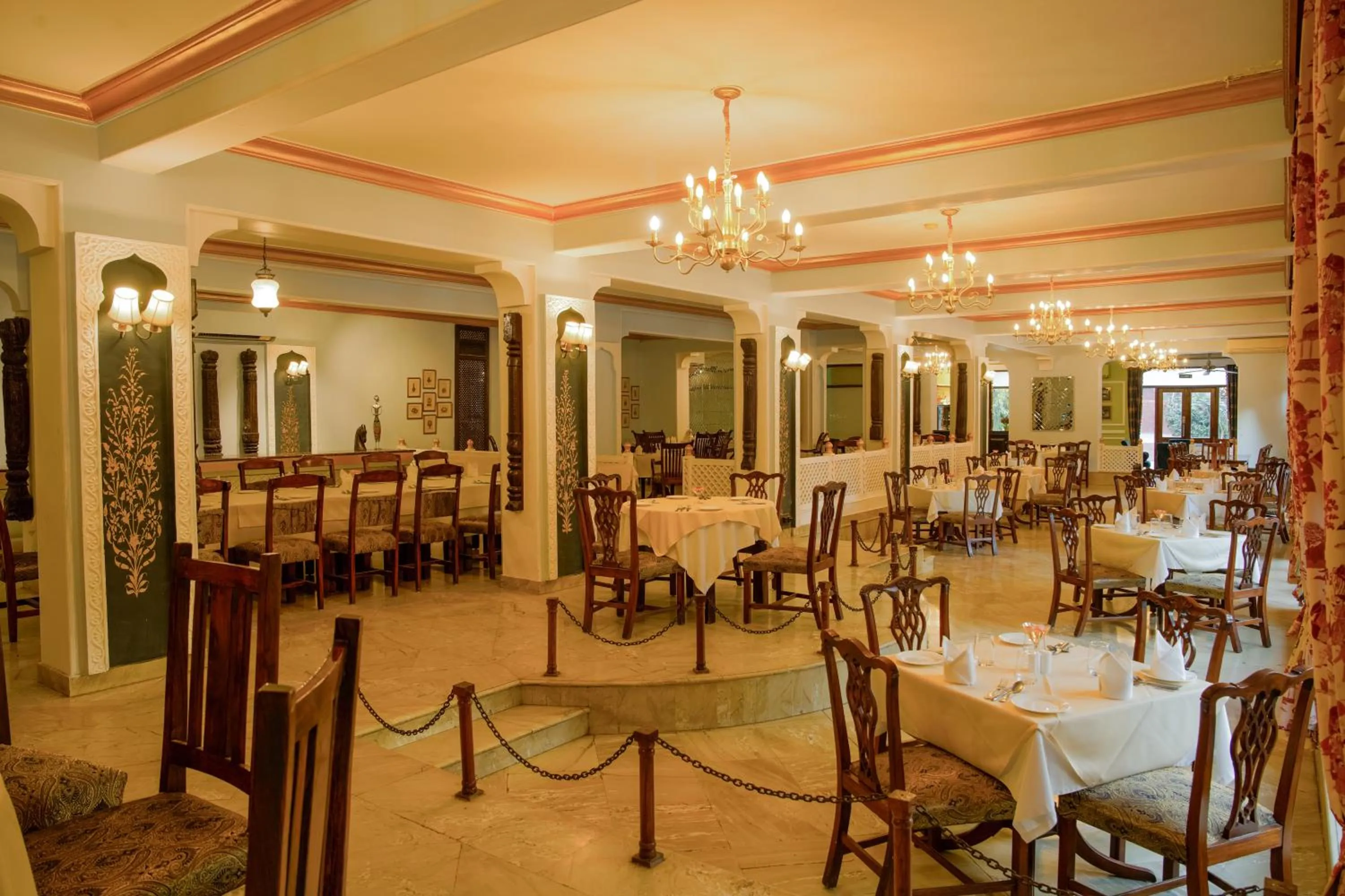 Restaurant/places to eat in Ranbanka Palace