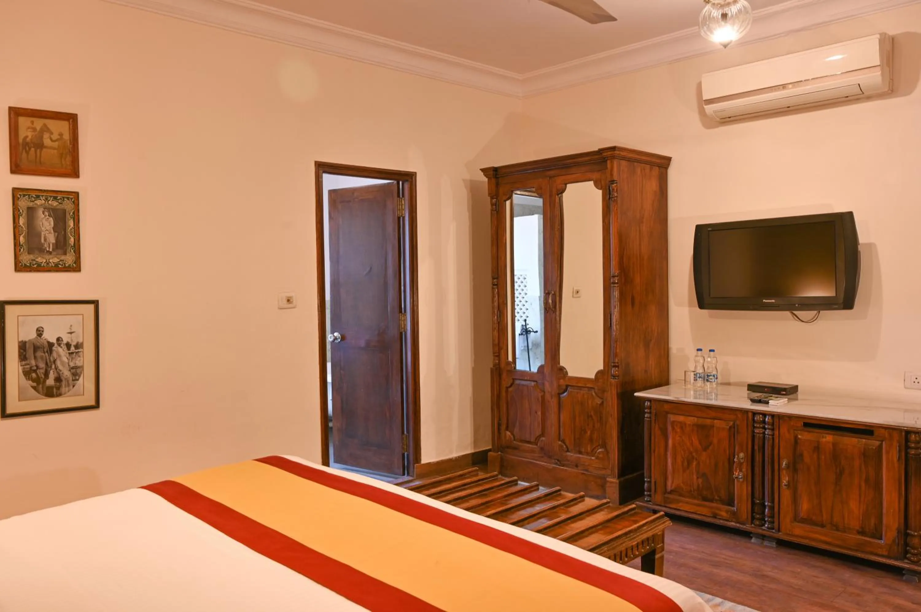 Photo of the whole room, Bed in Ranbanka Palace