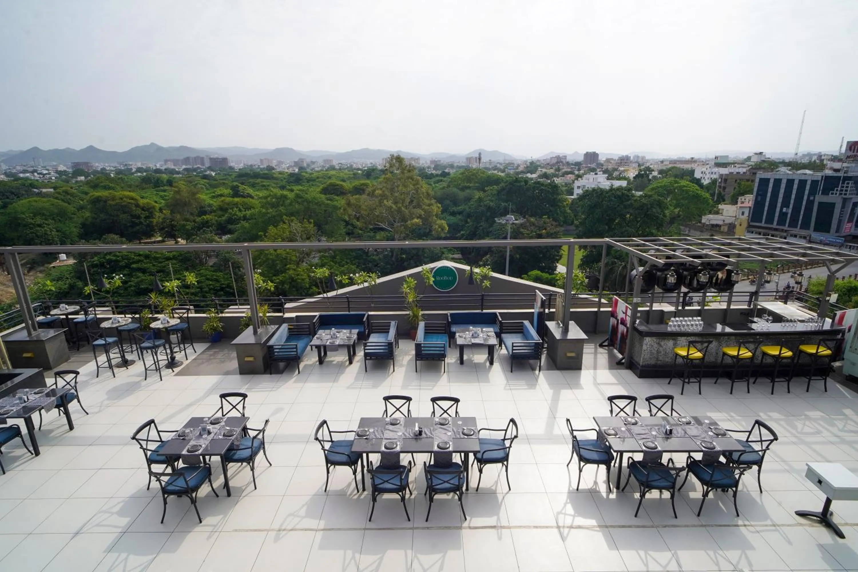Restaurant/places to eat in Hotel Horizon - Near Fateh Sagar Lake Udaipur