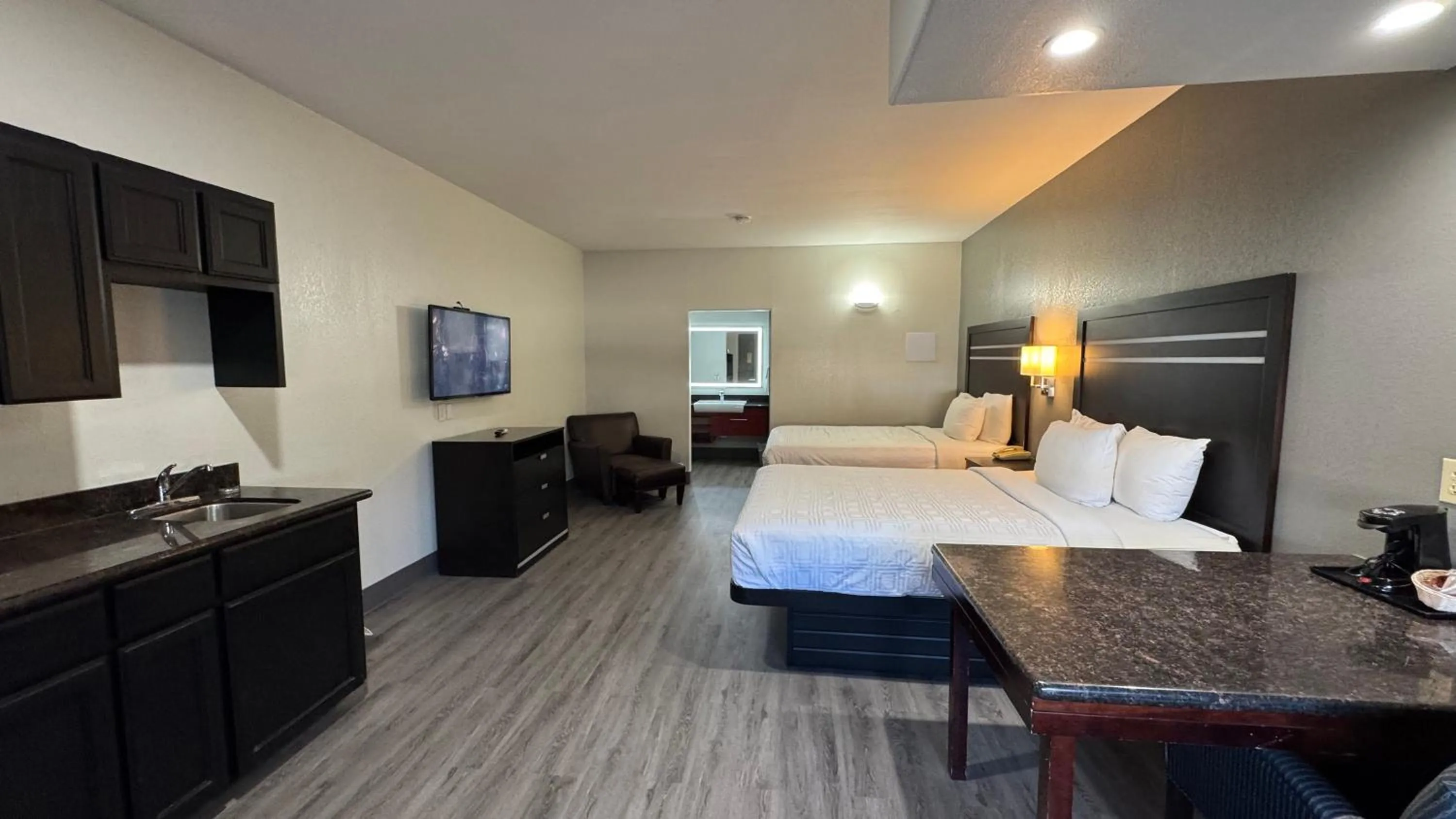 Bed in Sunbridge Inn & Suite Extended Stay
