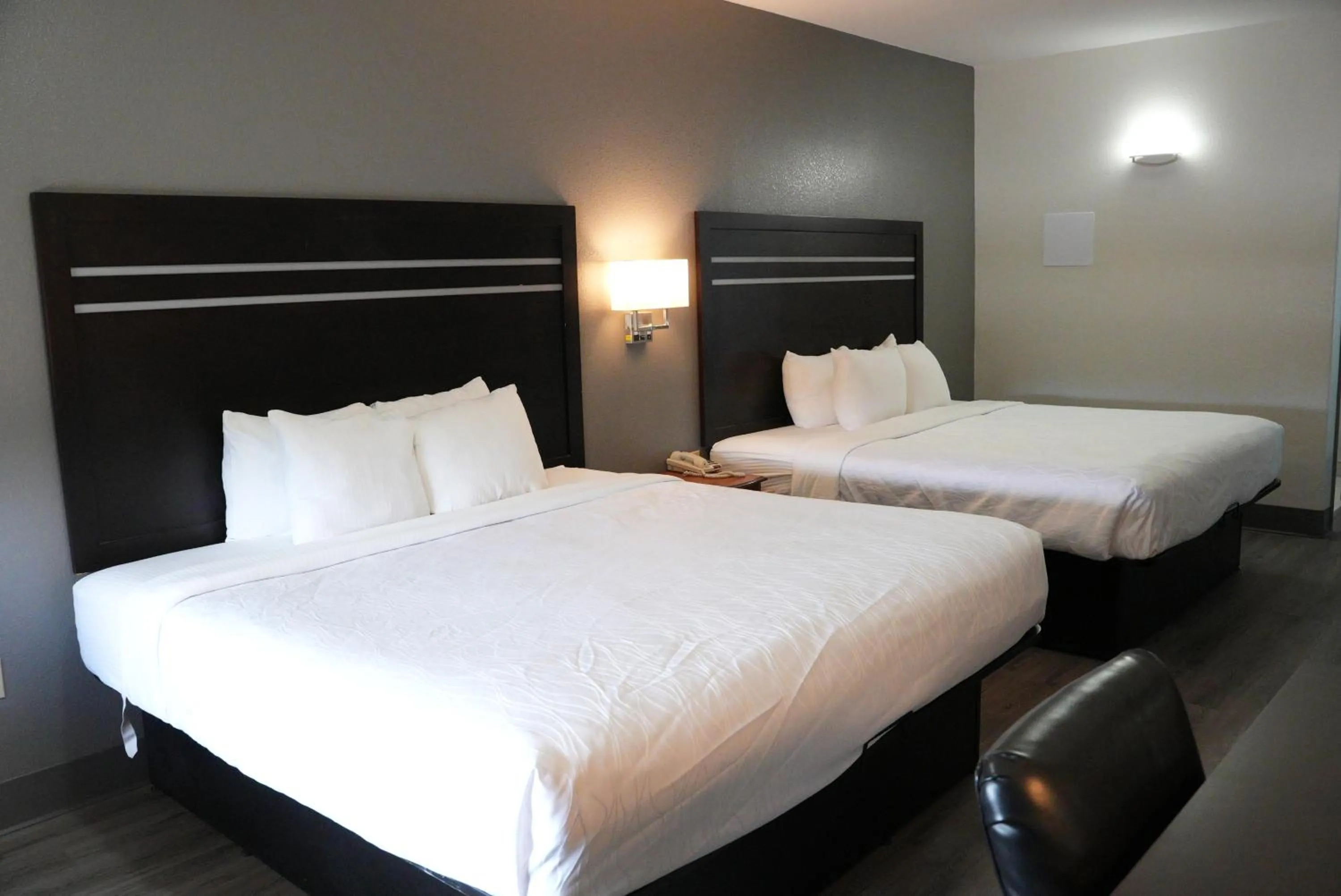 Bed in Sunbridge Inn & Suite Extended Stay