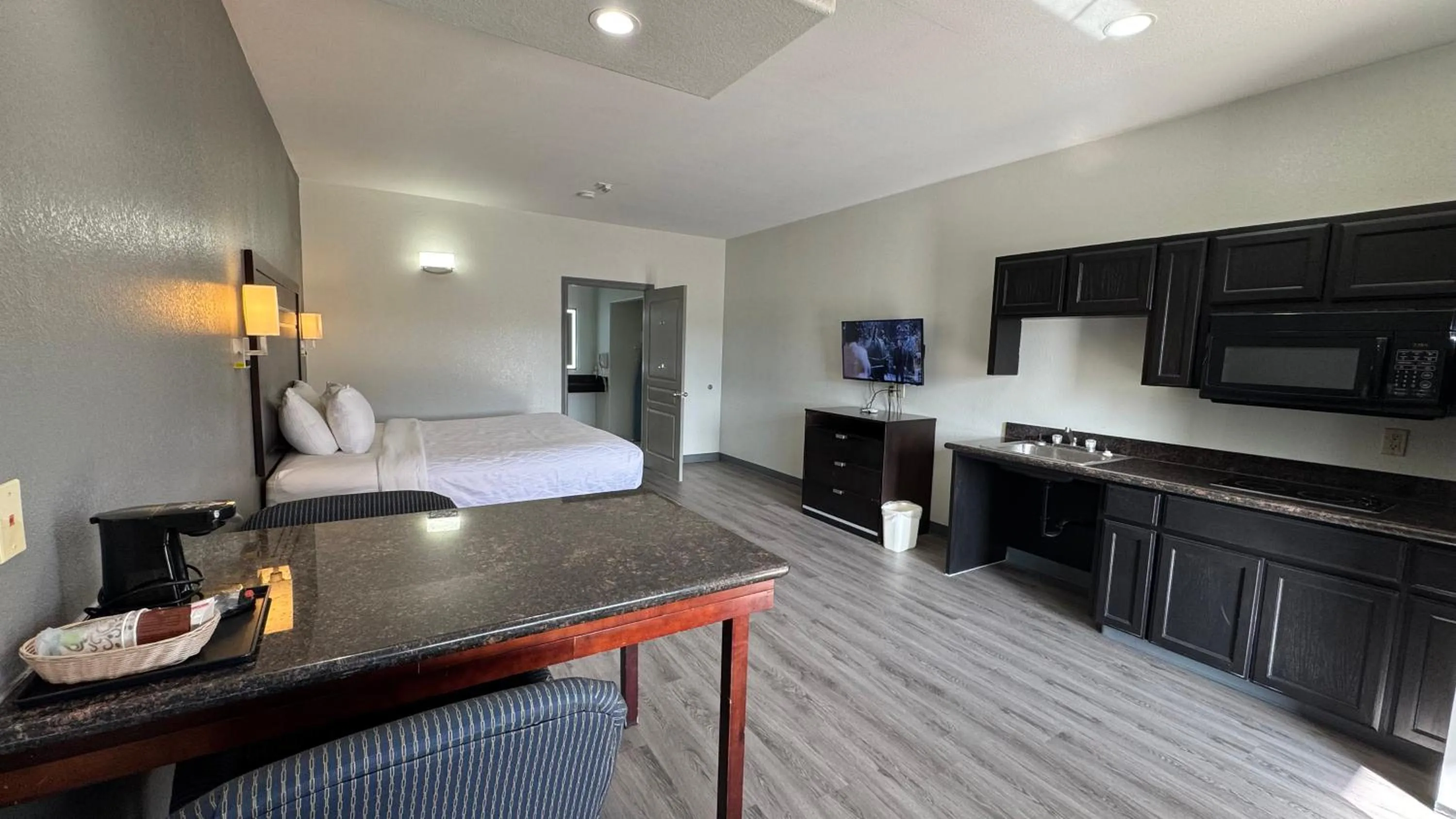 Bed in Sunbridge Inn & Suite Extended Stay