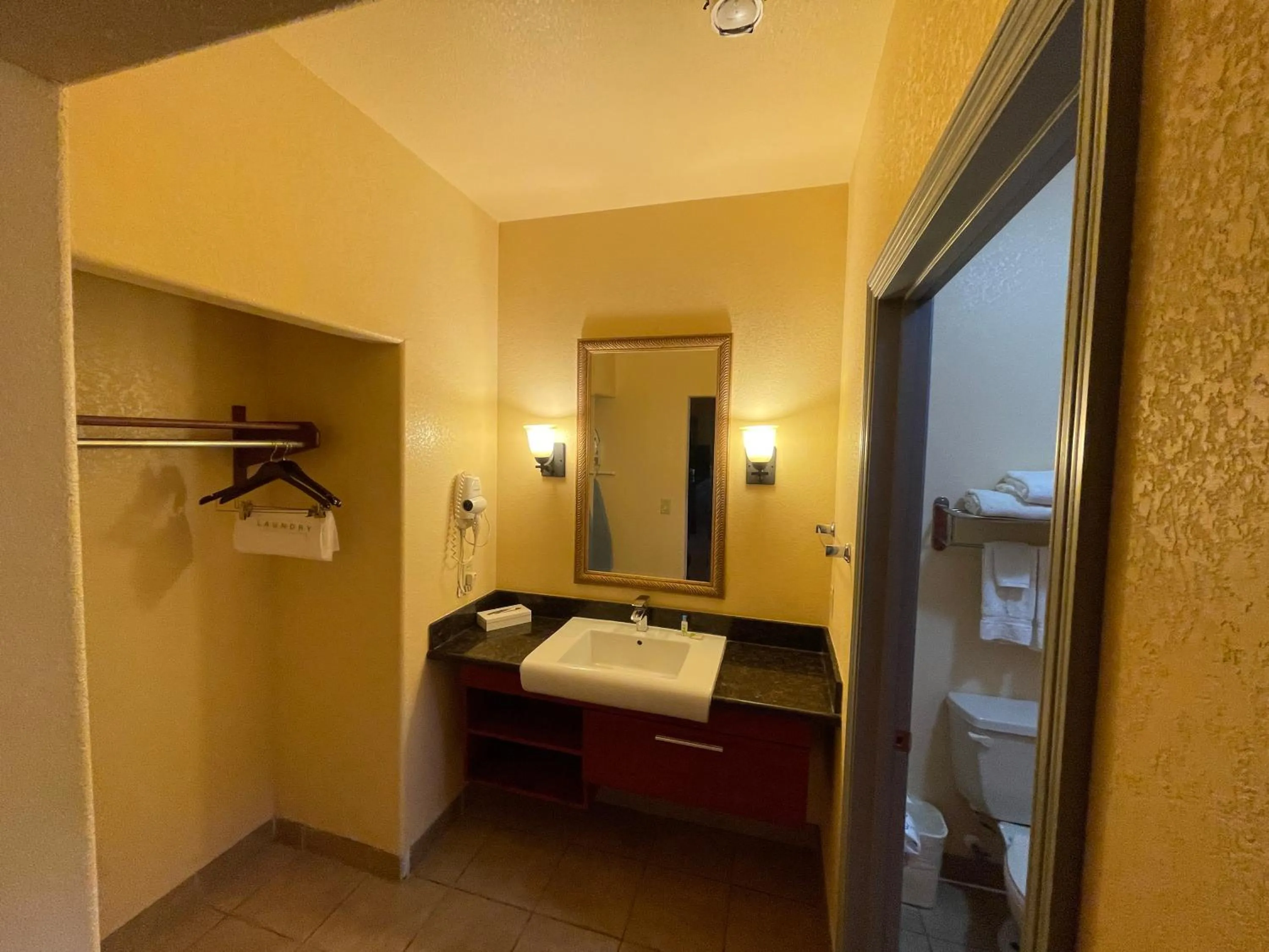Bed in Sunbridge Inn & Suite Extended Stay