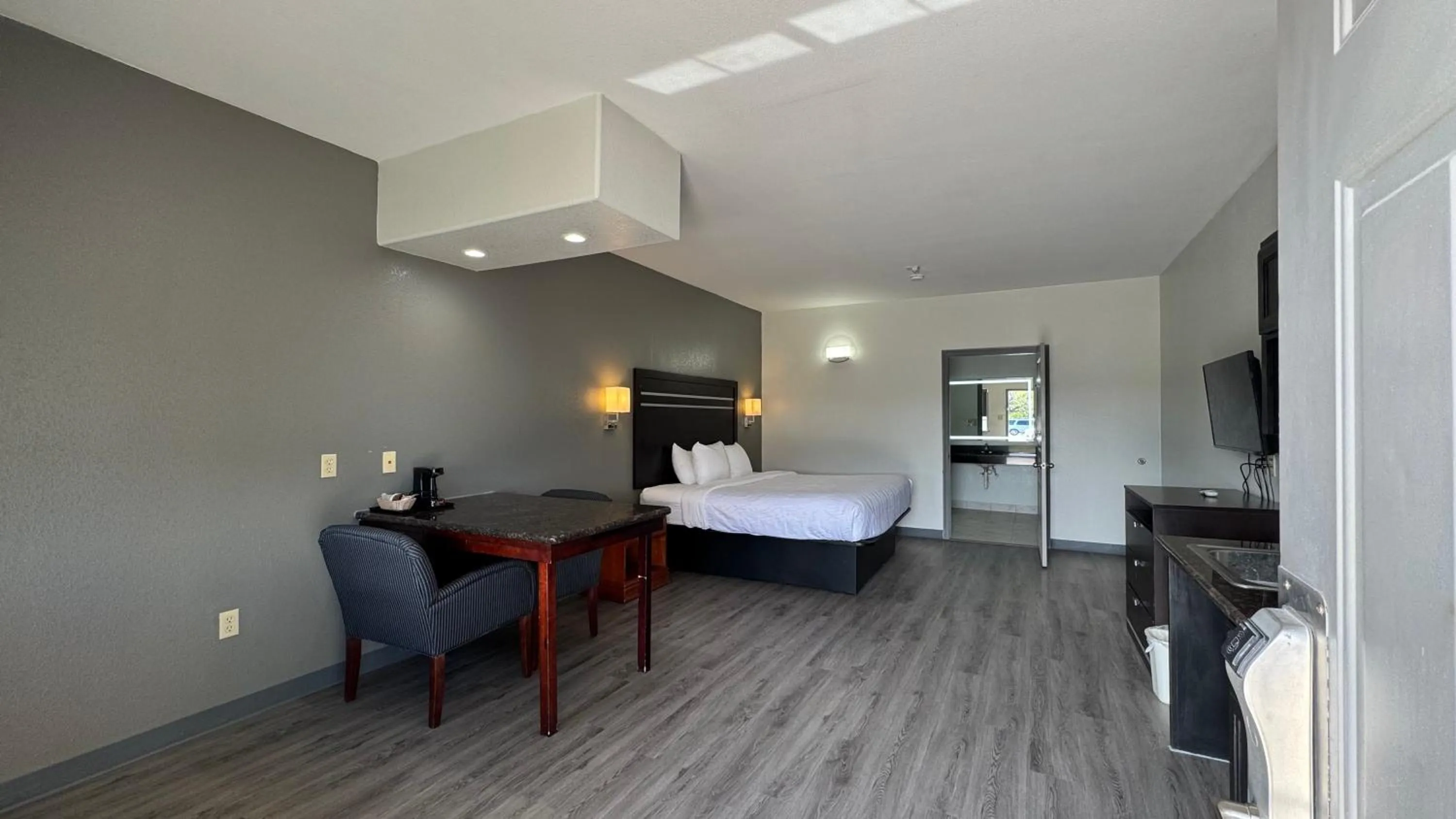 Bed in Sunbridge Inn & Suite Extended Stay