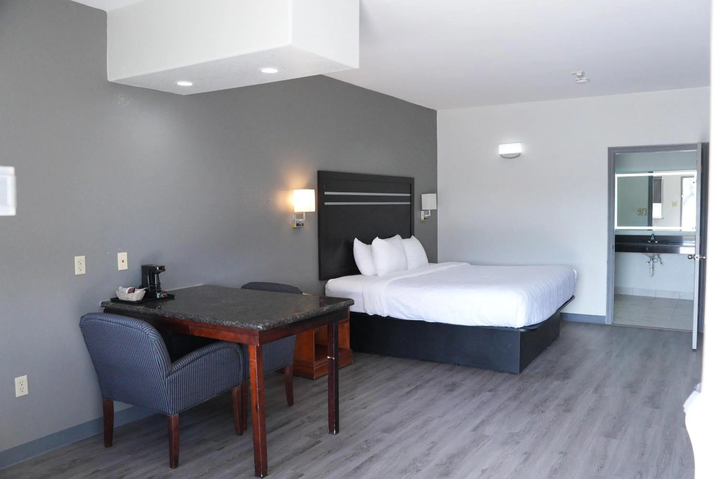 Bed in Sunbridge Inn & Suite Extended Stay