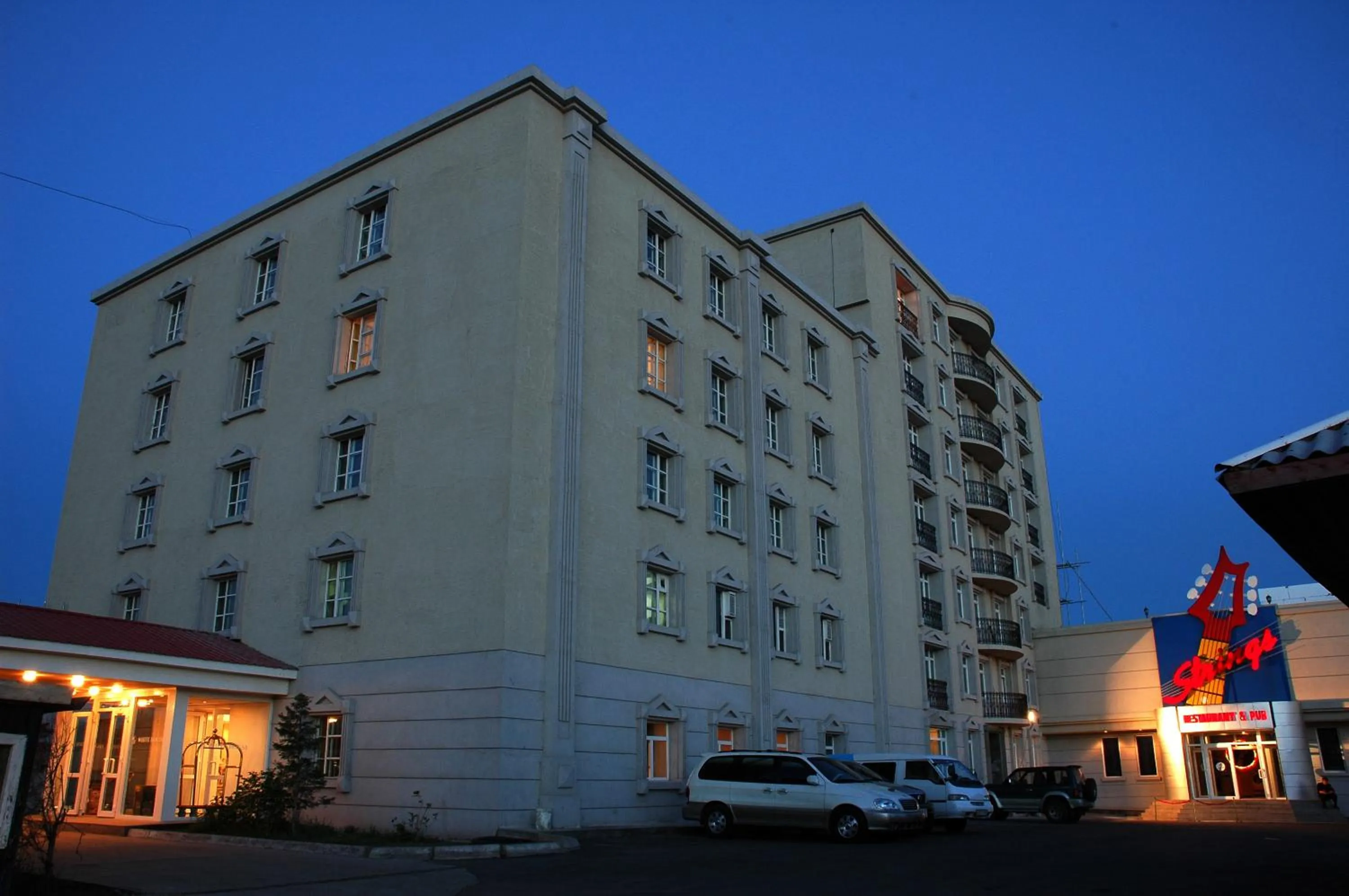 Facade/entrance in White House Hotel