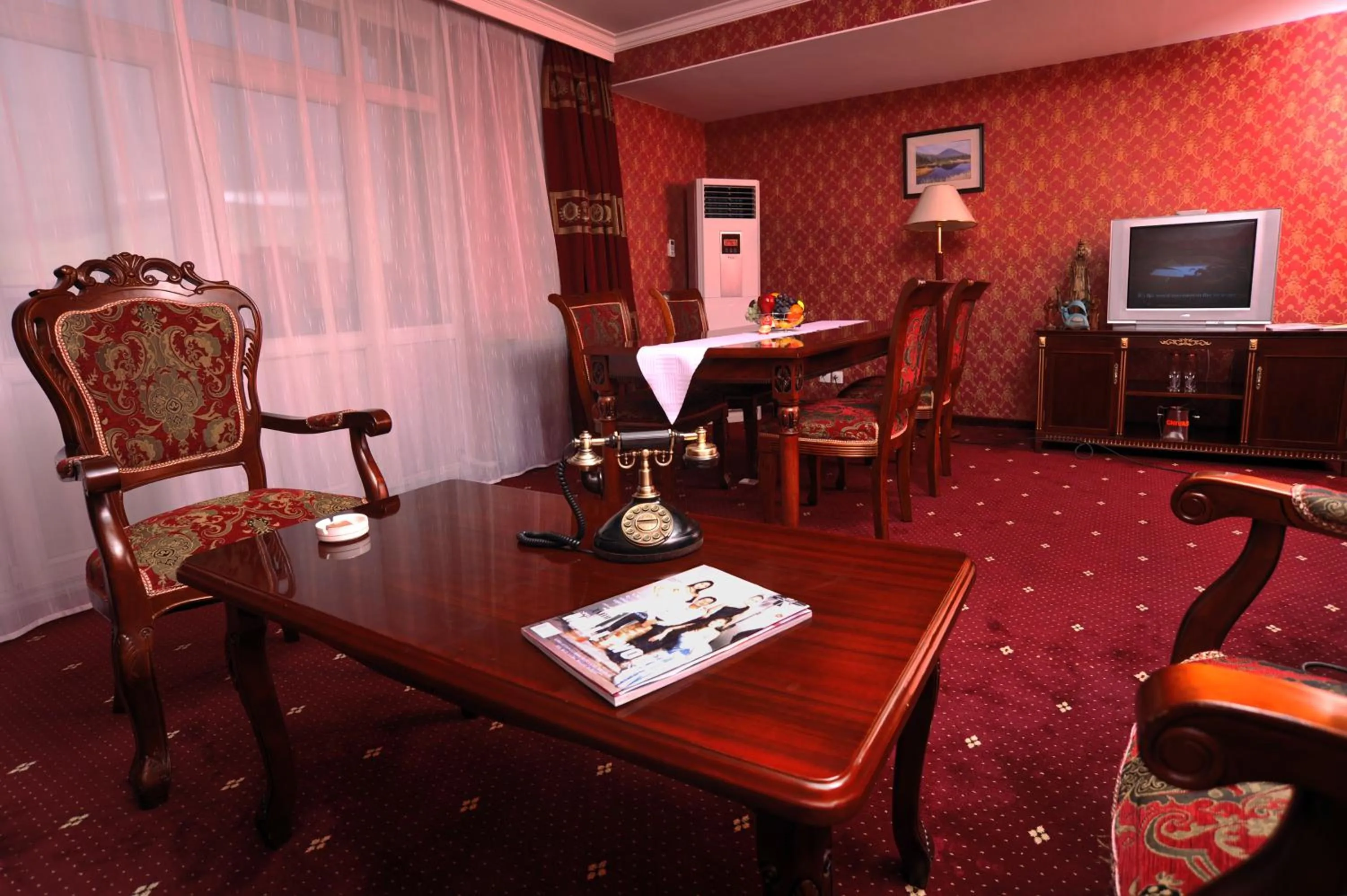 Living room in White House Hotel