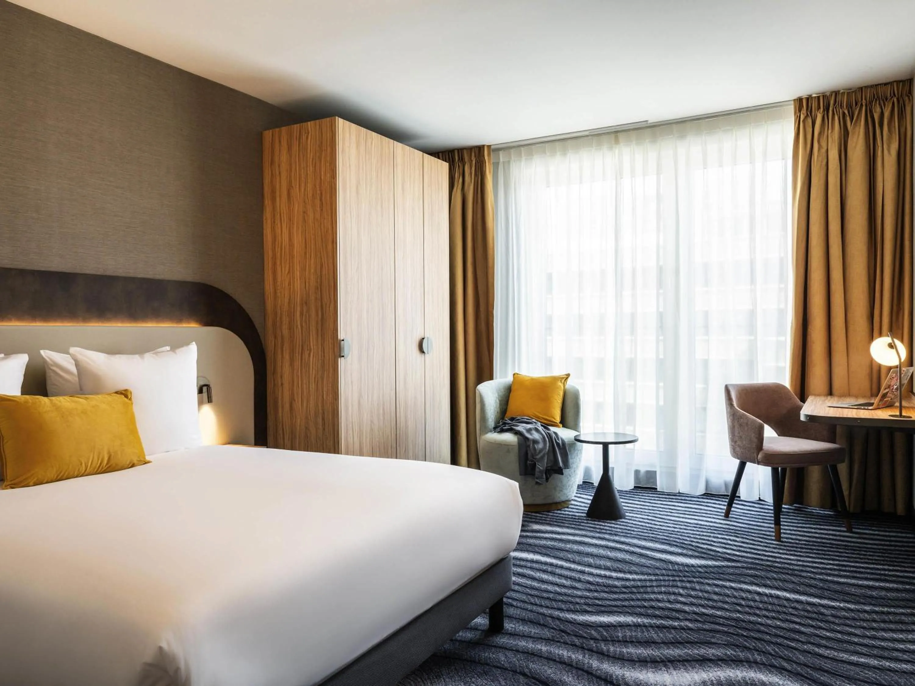 Property building, Bed in Mercure Amsterdam North Station