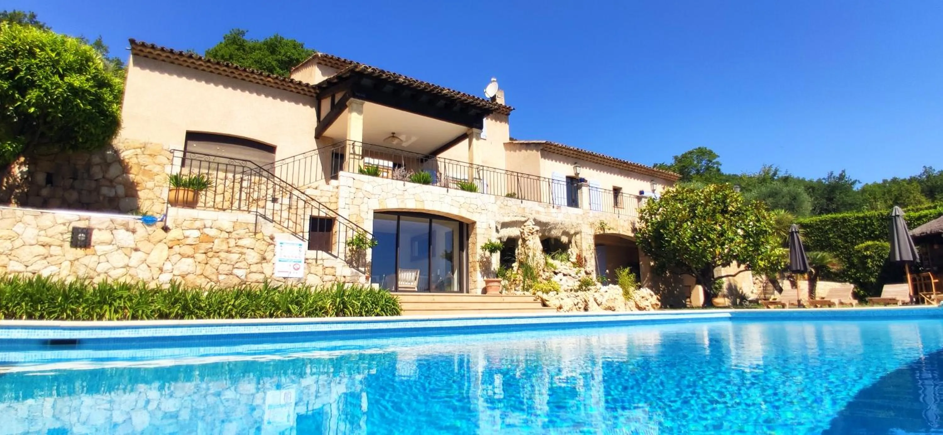 Property building in Loup Castel Boutique Hotel B&B