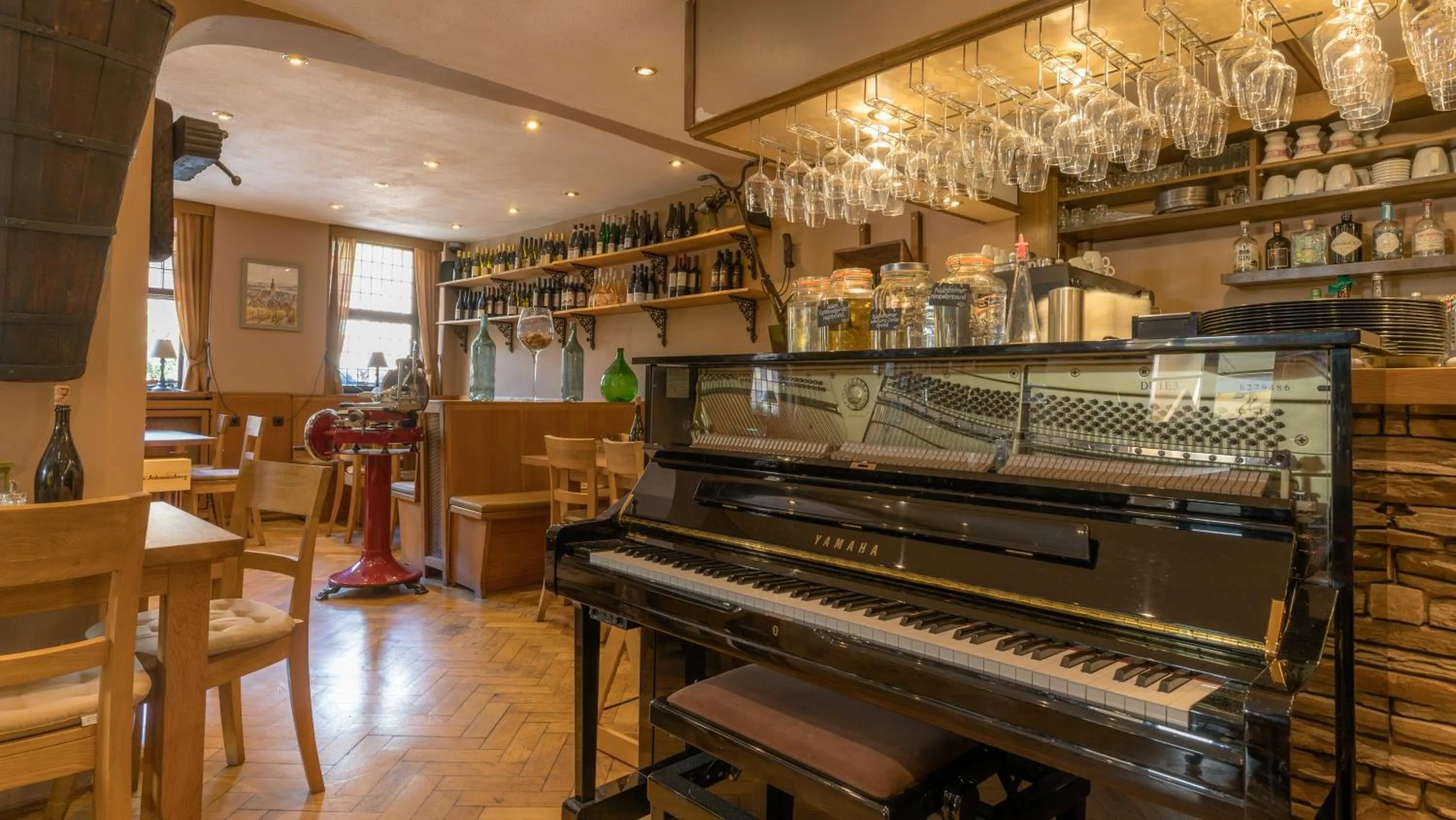 Restaurant/places to eat in Weinhotel des Riesling Zum Grünen Kranz