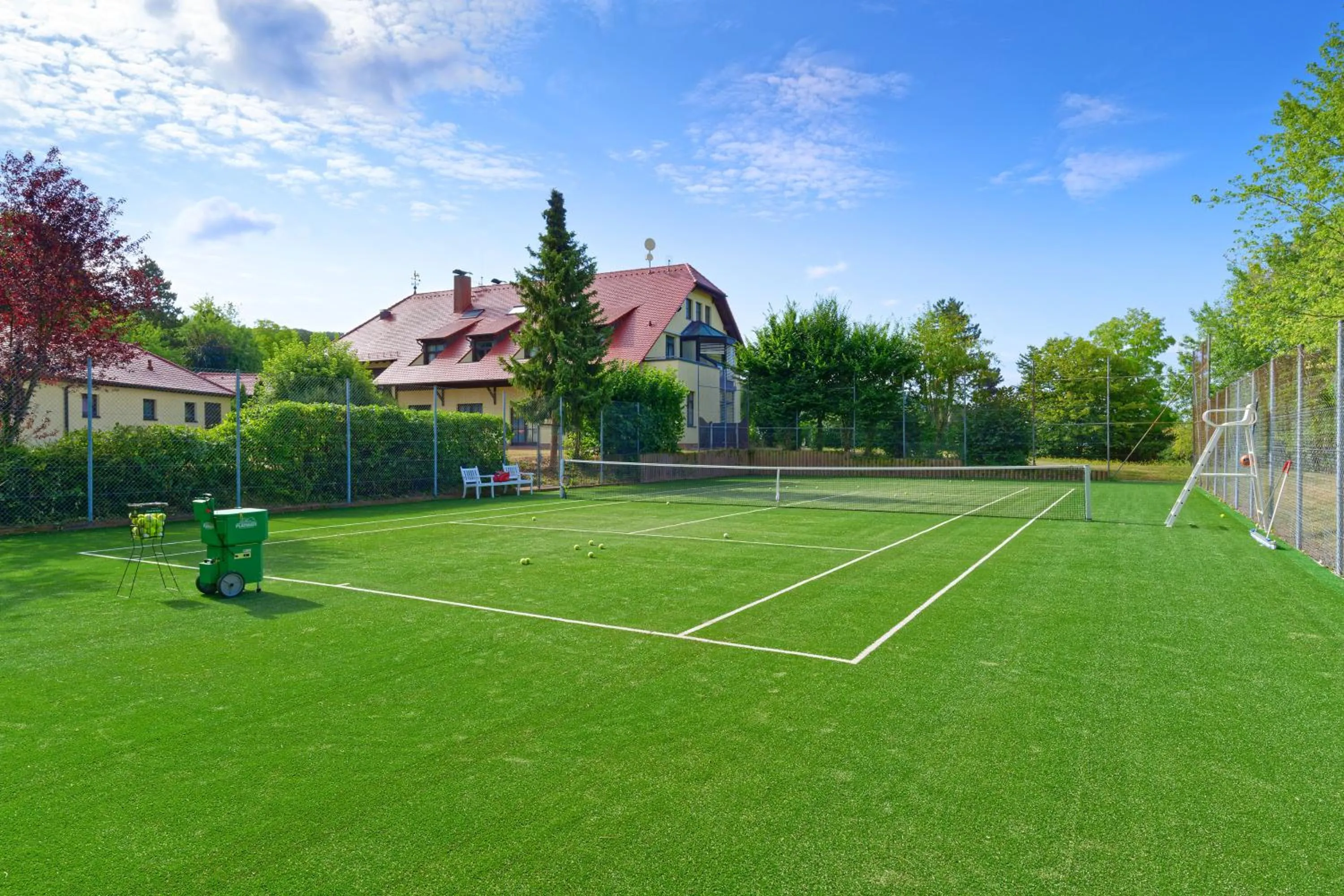 Tennis court in Krone am Park - Gästehaus des Hotel Krone