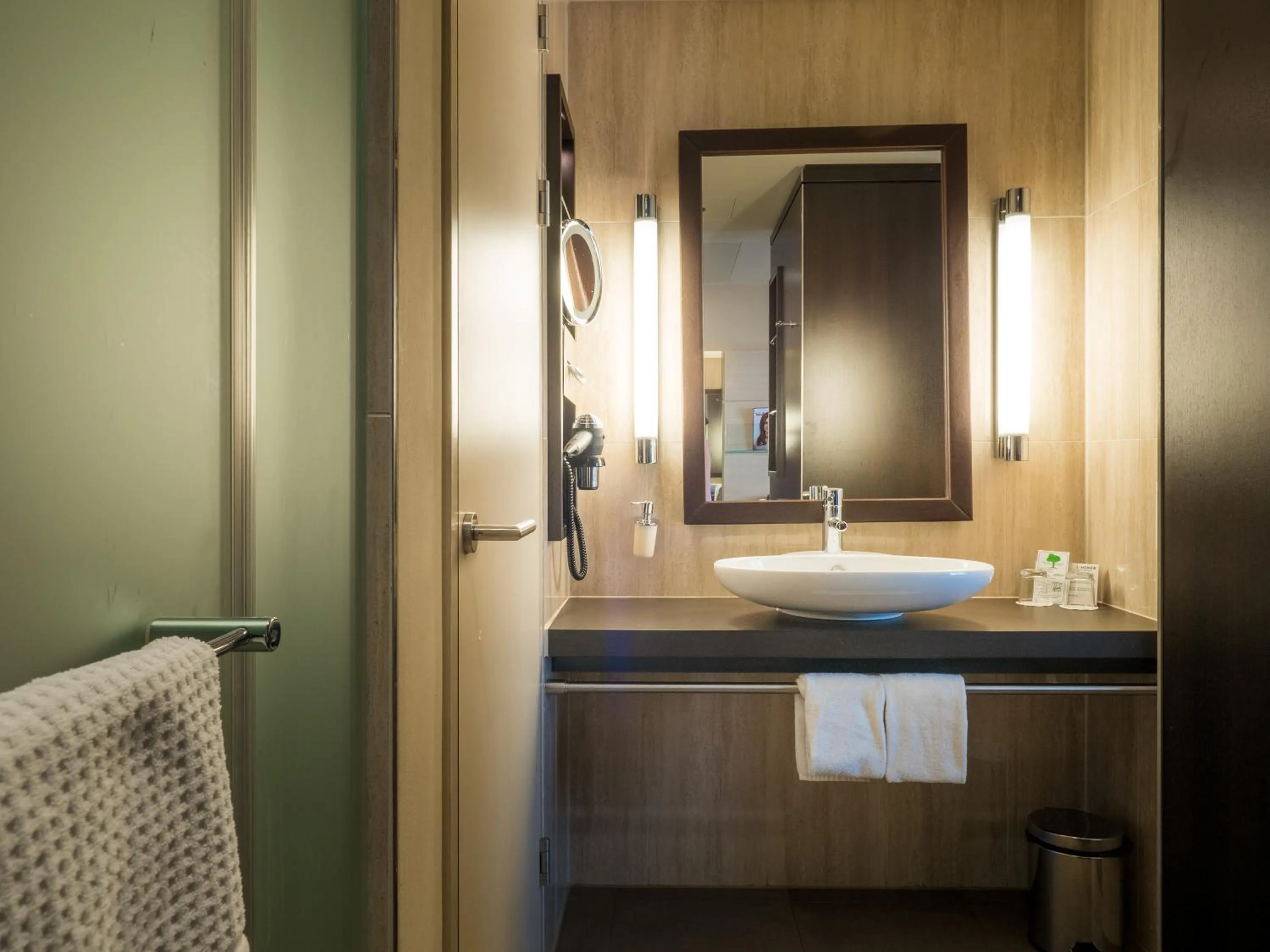 Bathroom in Lindner Hotel Vienna Am Belvedere, part of JdV by Hyatt