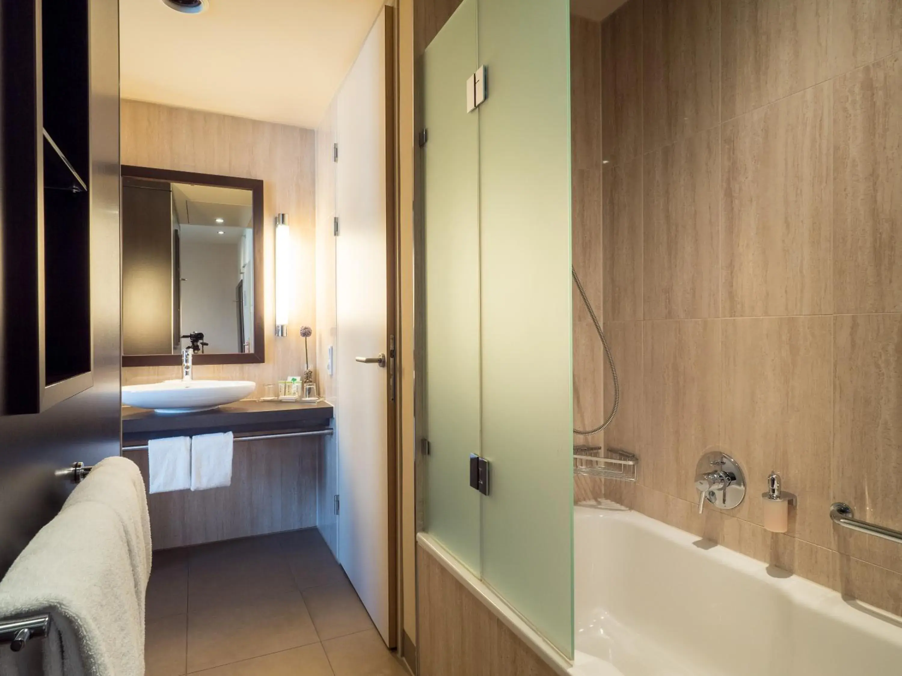 Deluxe Twin Room in Lindner Hotel Vienna Am Belvedere, part of JdV by Hyatt Deluxe Twin Room in Lindner Hotel Vienna Am Belvedere, part of JdV by Hyatt