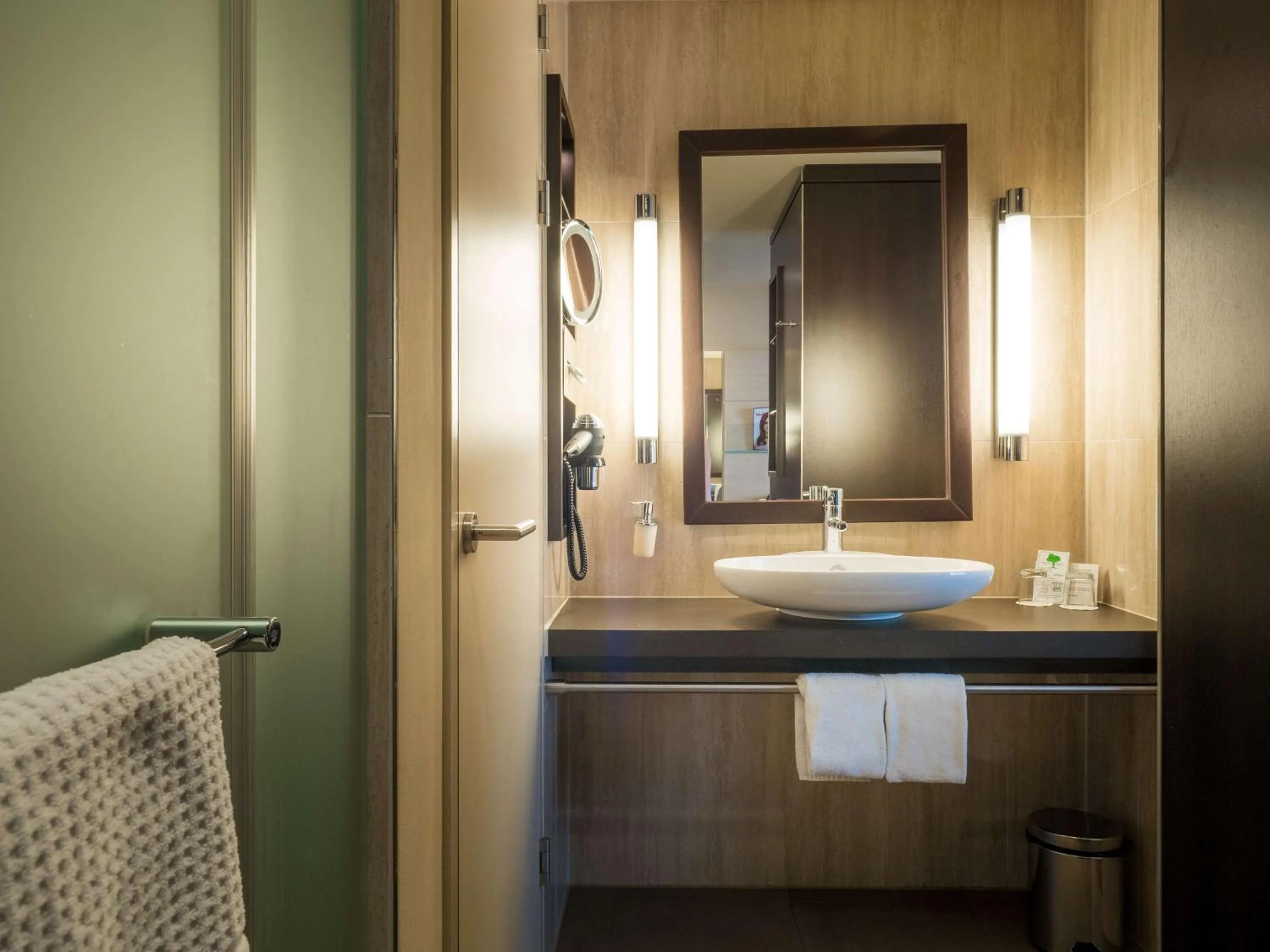 Bathroom in Lindner Hotel Vienna Am Belvedere, part of JdV by Hyatt