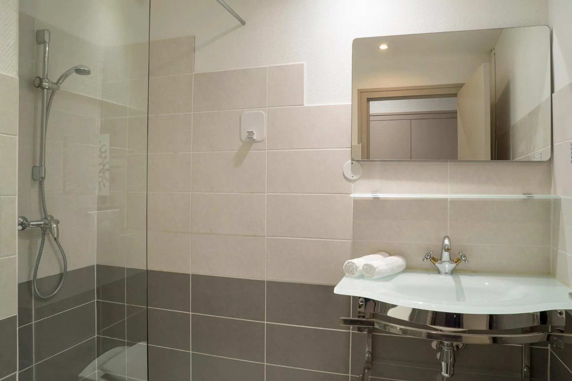 Bathroom in Contact Hôtel O'Nice Saintes