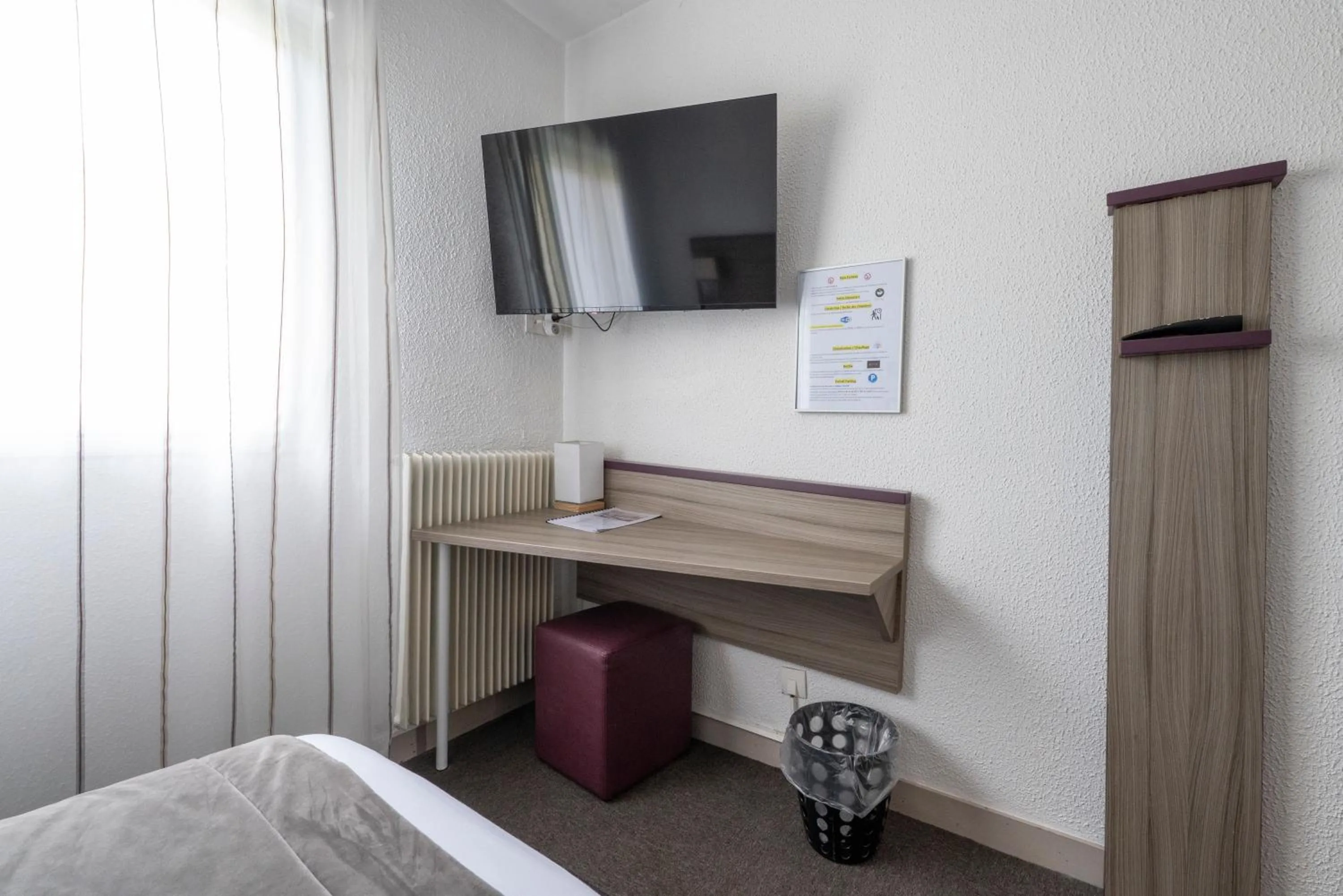 Photo of the whole room, Bed in Contact Hôtel O'Nice Saintes