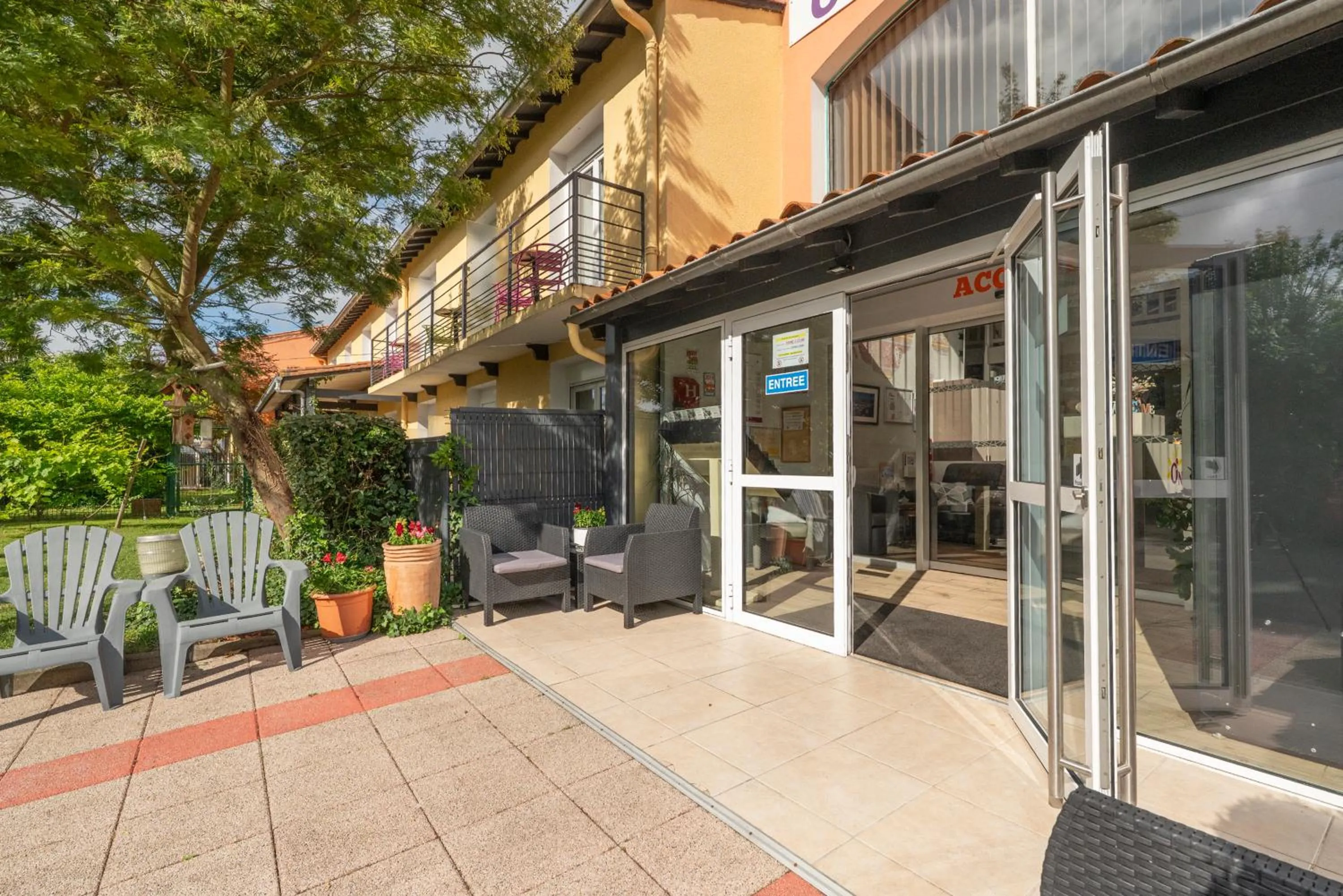 Property building in Contact Hôtel O'Nice Saintes