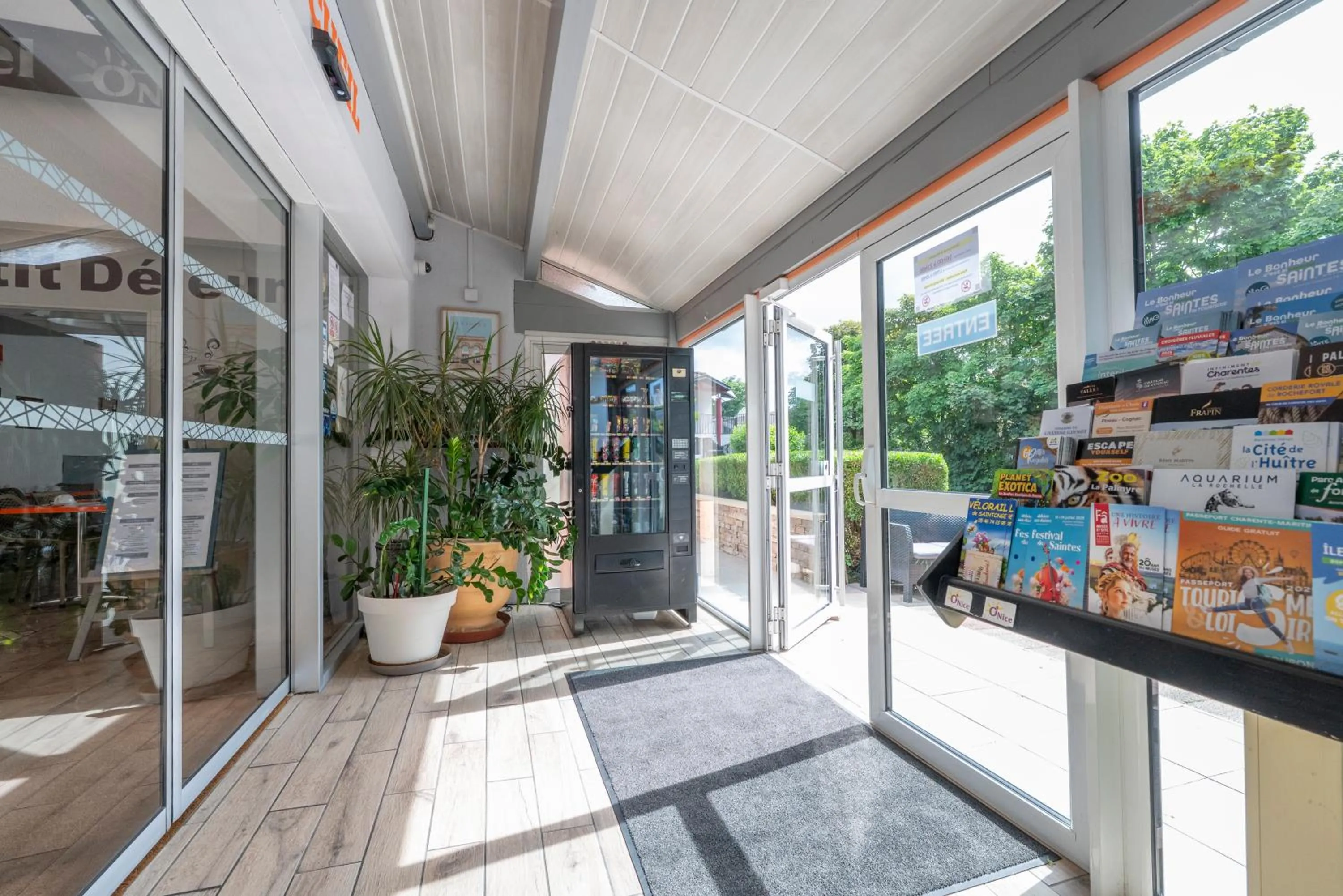 Lobby or reception in Contact Hôtel O'Nice Saintes