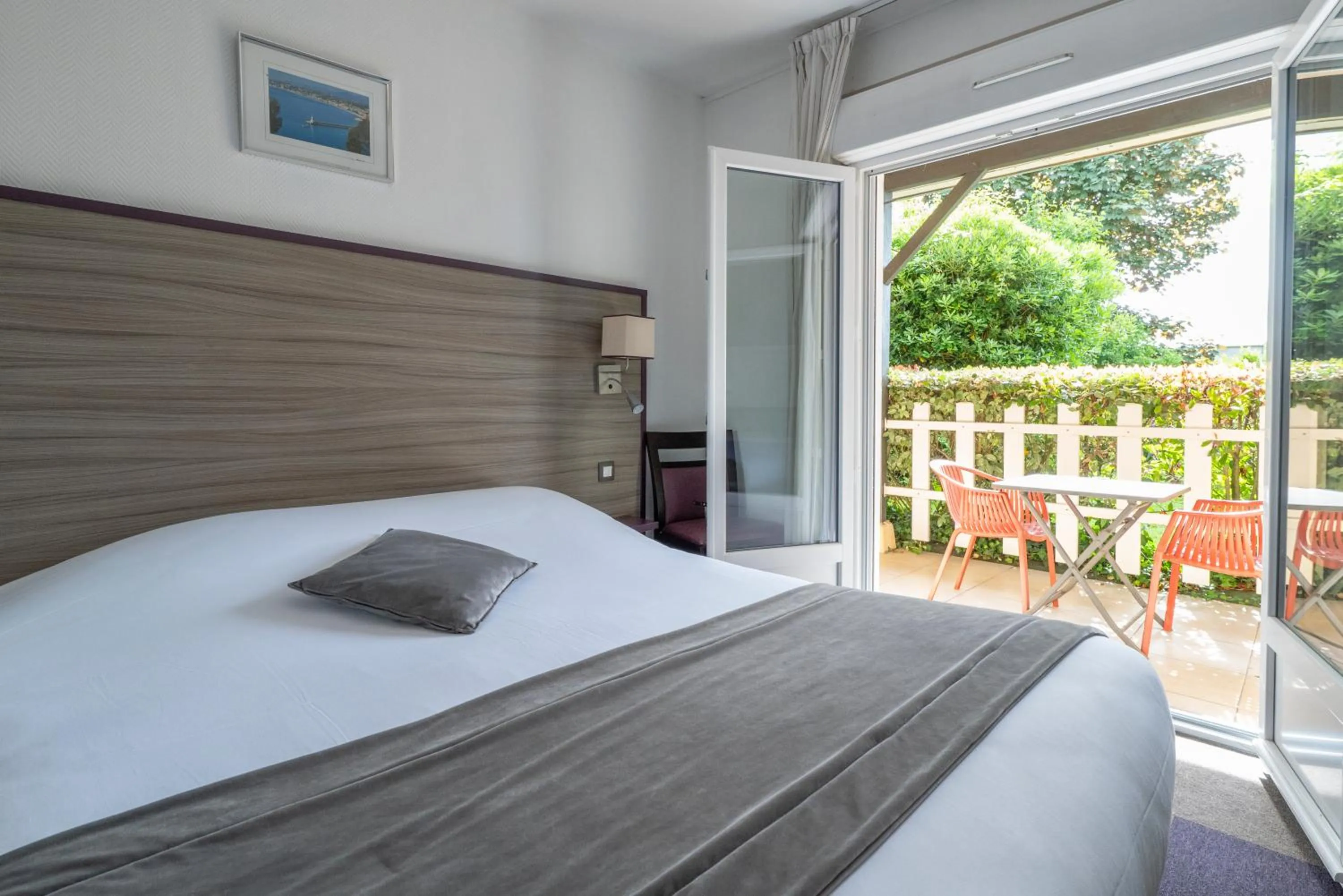 Patio, Bed in Contact Hôtel O'Nice Saintes