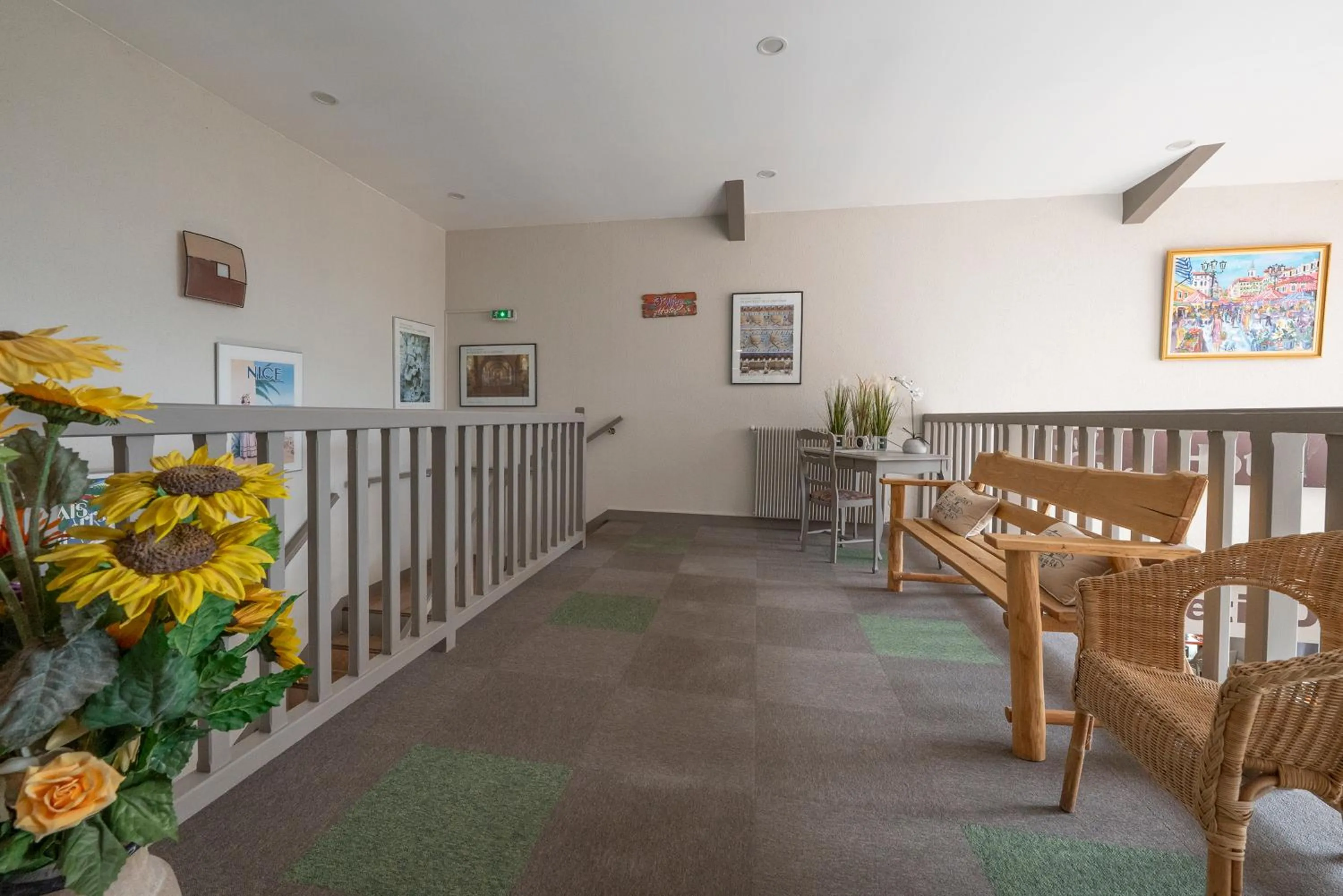 Seating area in Contact Hôtel O'Nice Saintes