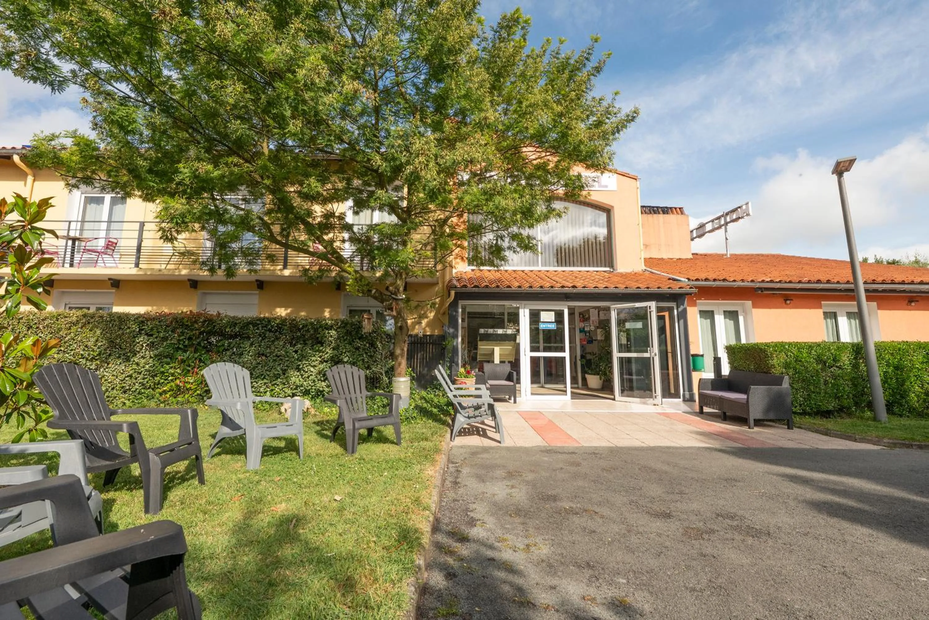 Garden view in Contact Hôtel O'Nice Saintes