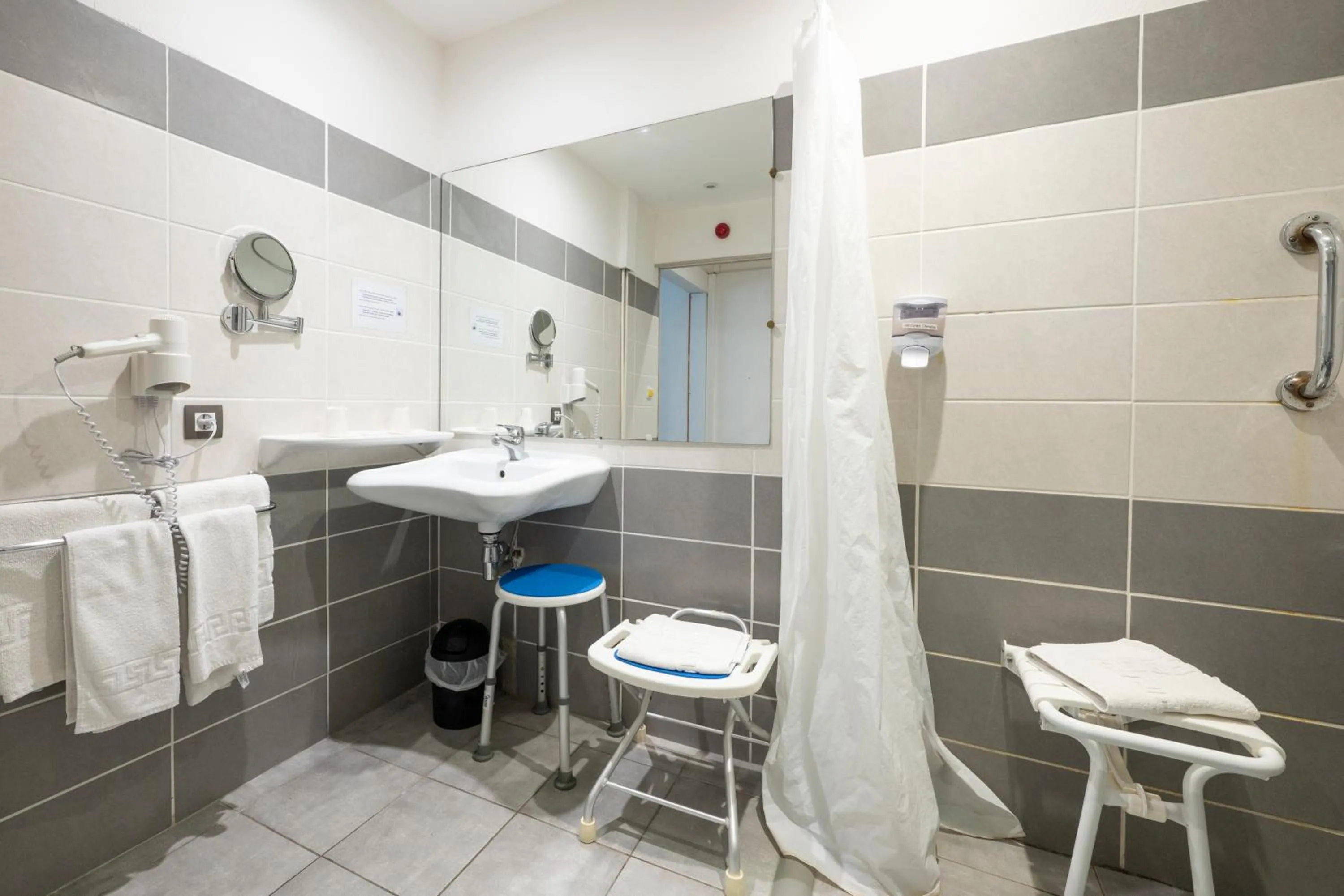 Bathroom in Contact Hôtel O'Nice Saintes